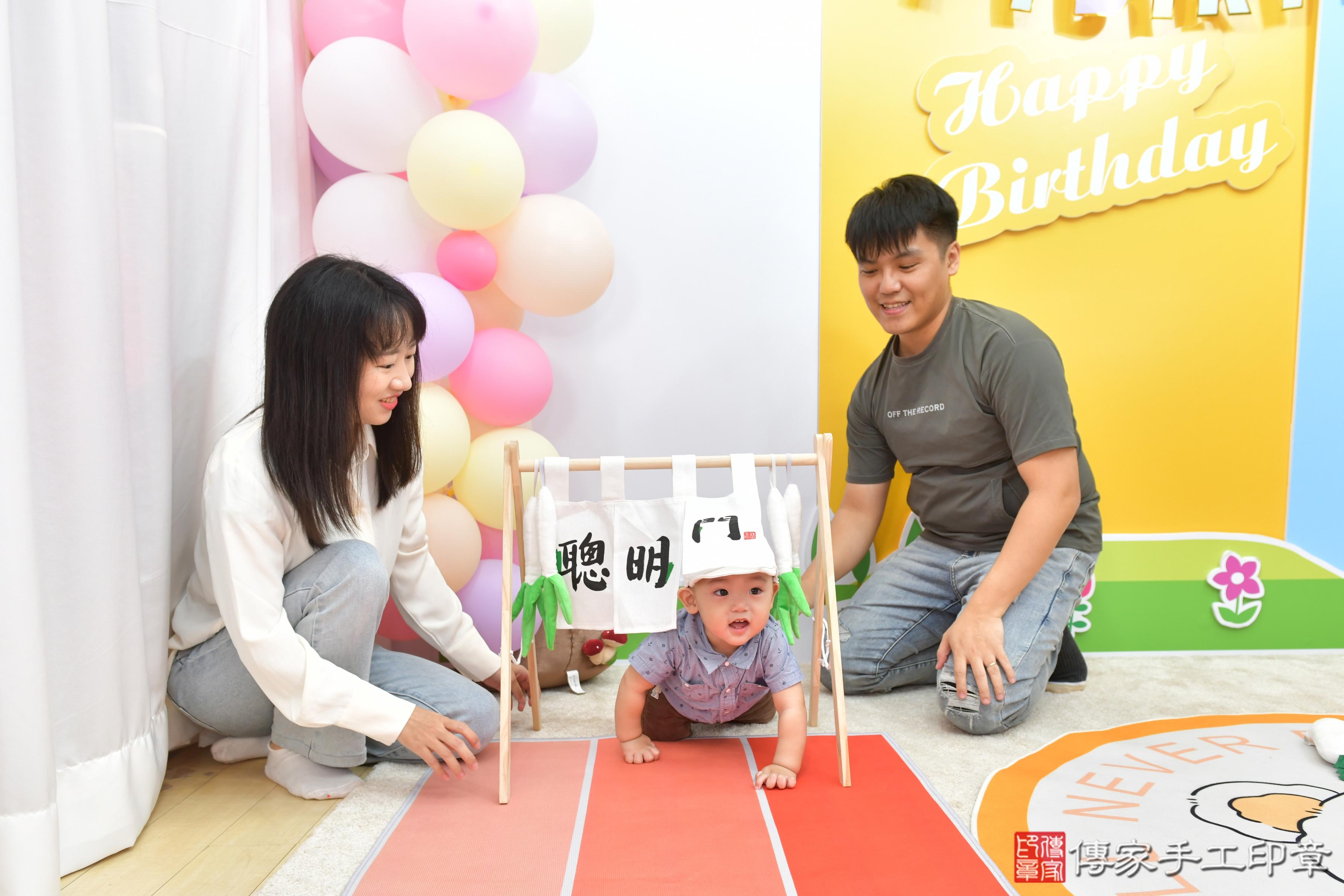 傳家手工印章台中店、抓周、度脺、美式風會場、傳家嬰兒古禮、吉祥話、抓周道具物品24種、拍照。抓周證書。寶寶抓周、滿周歲、生日快樂、祝福