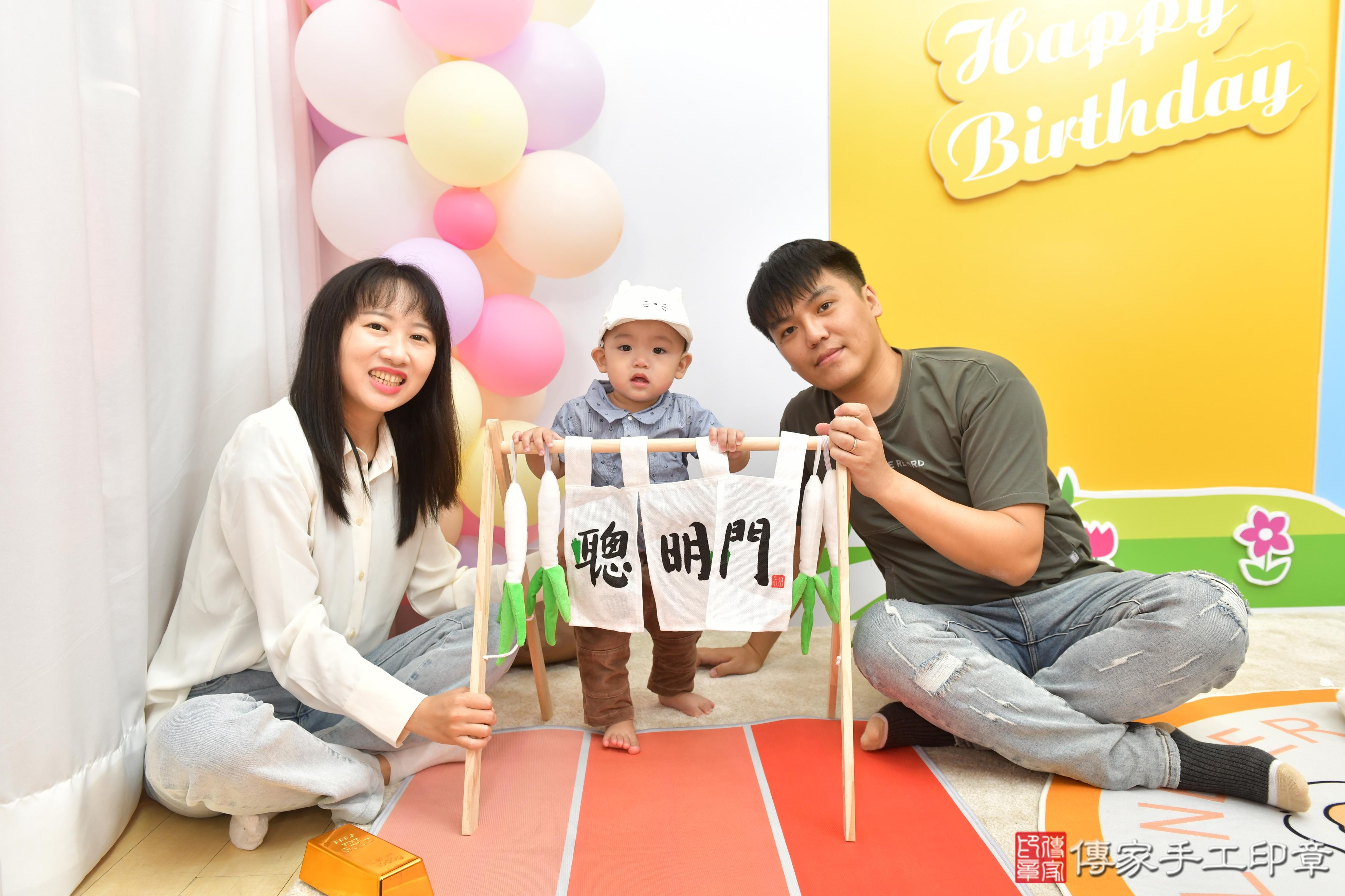 傳家手工印章台中店、抓周、度脺、美式風會場、傳家嬰兒古禮、吉祥話、抓周道具物品24種、拍照。抓周證書。寶寶抓周、滿周歲、生日快樂、祝福