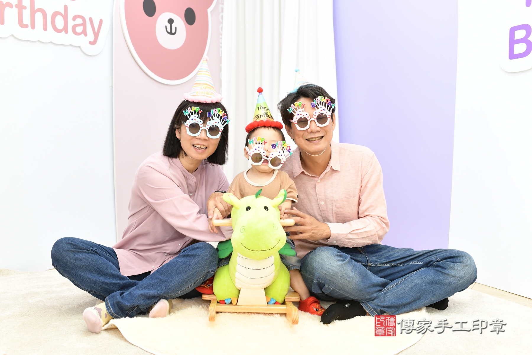 2026-04-14小手大未來，抓週儀式精彩呈現！傳家台北店小赫寶貝抓周推薦：傳家台北店抓周美式風格會場，嬰兒古禮抓周流程儀式吉祥話、抓周道具物品24種、拍照。抓周證書。2026.4.6照：4