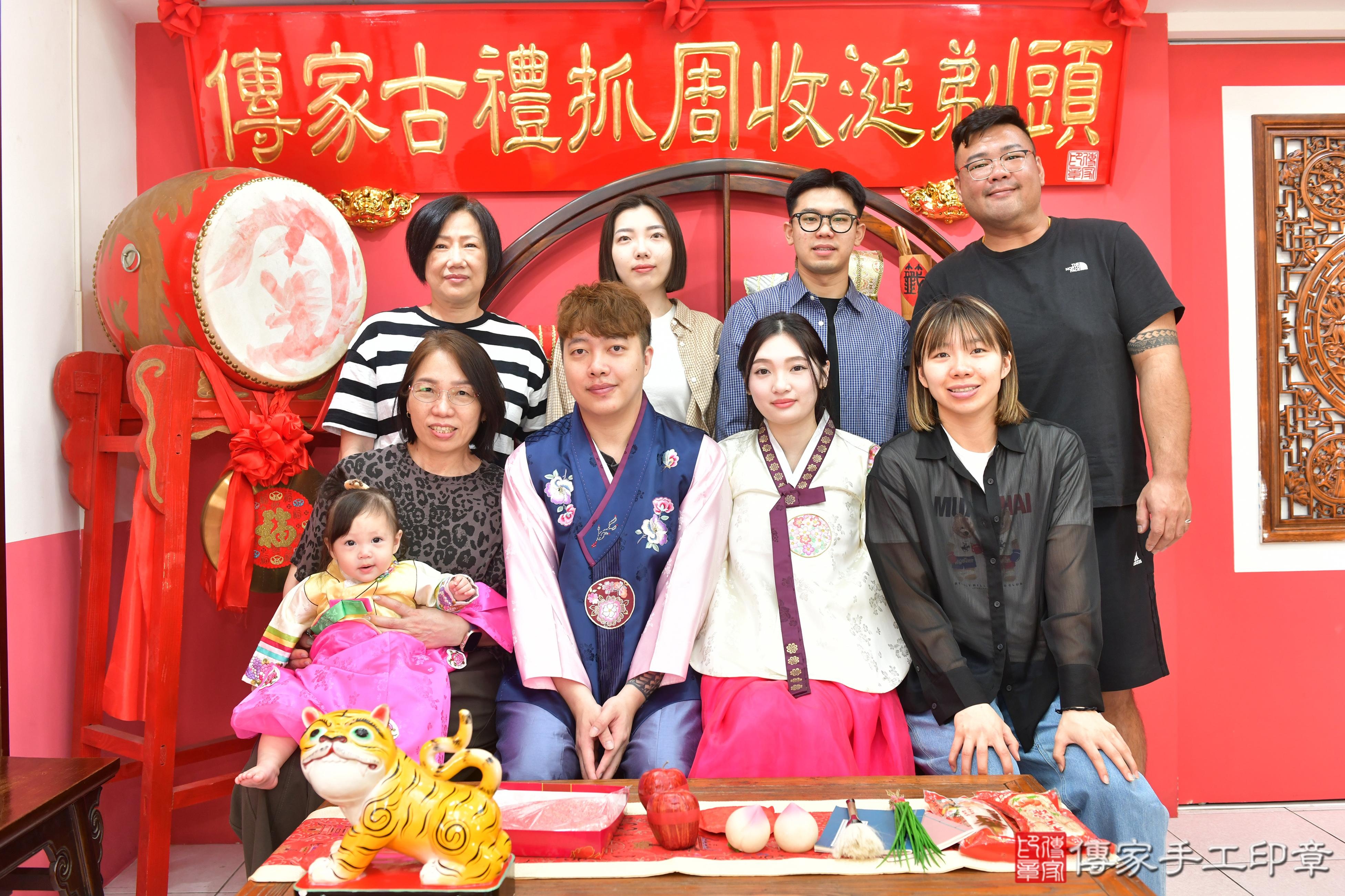 傳家手工印章台中店、抓周、度脺、美式風會場、傳家嬰兒古禮、吉祥話、抓周道具物品24種、拍照。抓周證書。寶寶抓周、滿周歲、生日快樂、祝福