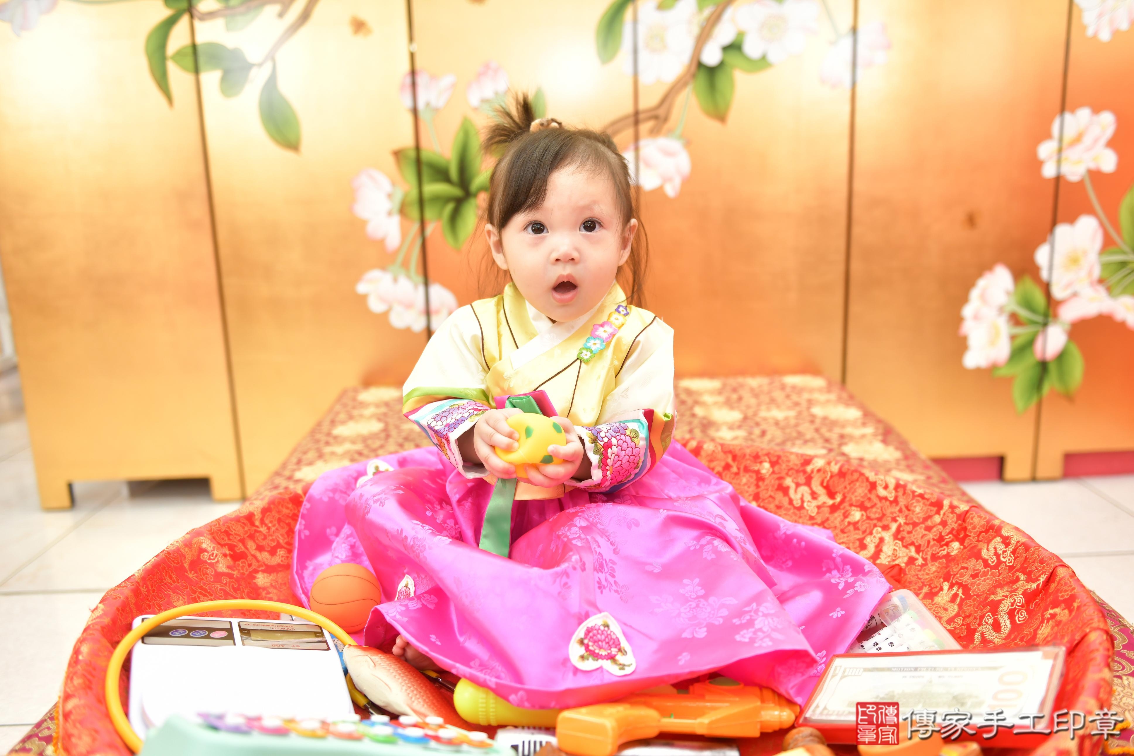 傳家手工印章台中店、抓周、度脺、美式風會場、傳家嬰兒古禮、吉祥話、抓周道具物品24種、拍照。抓周證書。寶寶抓周、滿周歲、生日快樂、祝福