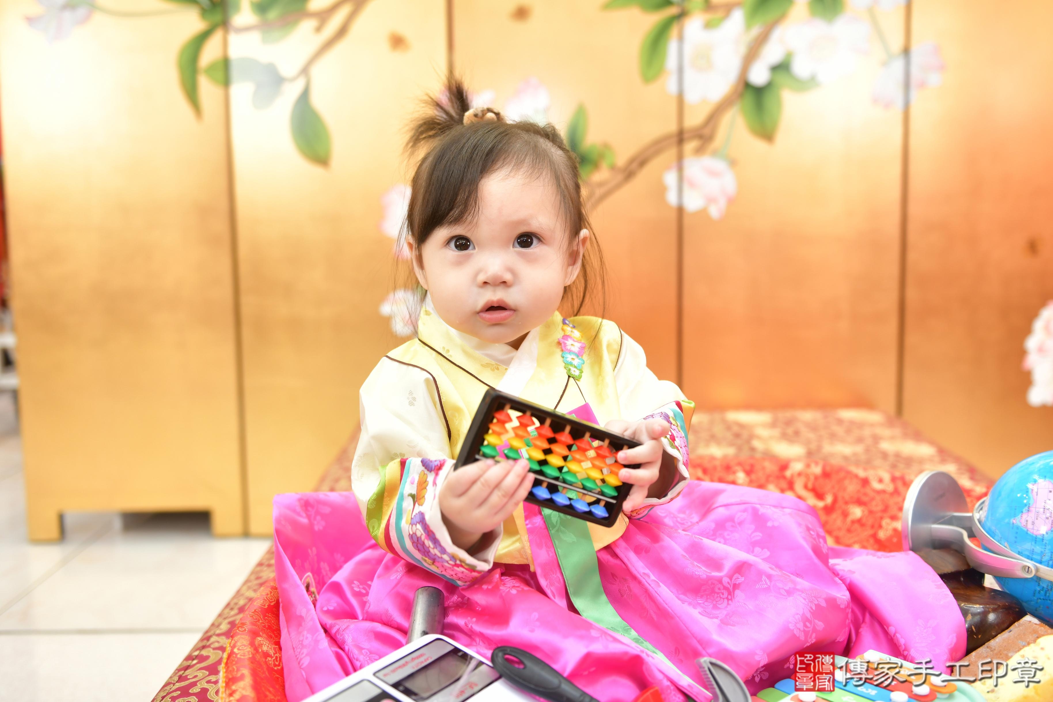 傳家手工印章台中店、抓周、度脺、美式風會場、傳家嬰兒古禮、吉祥話、抓周道具物品24種、拍照。抓周證書。寶寶抓周、滿周歲、生日快樂、祝福