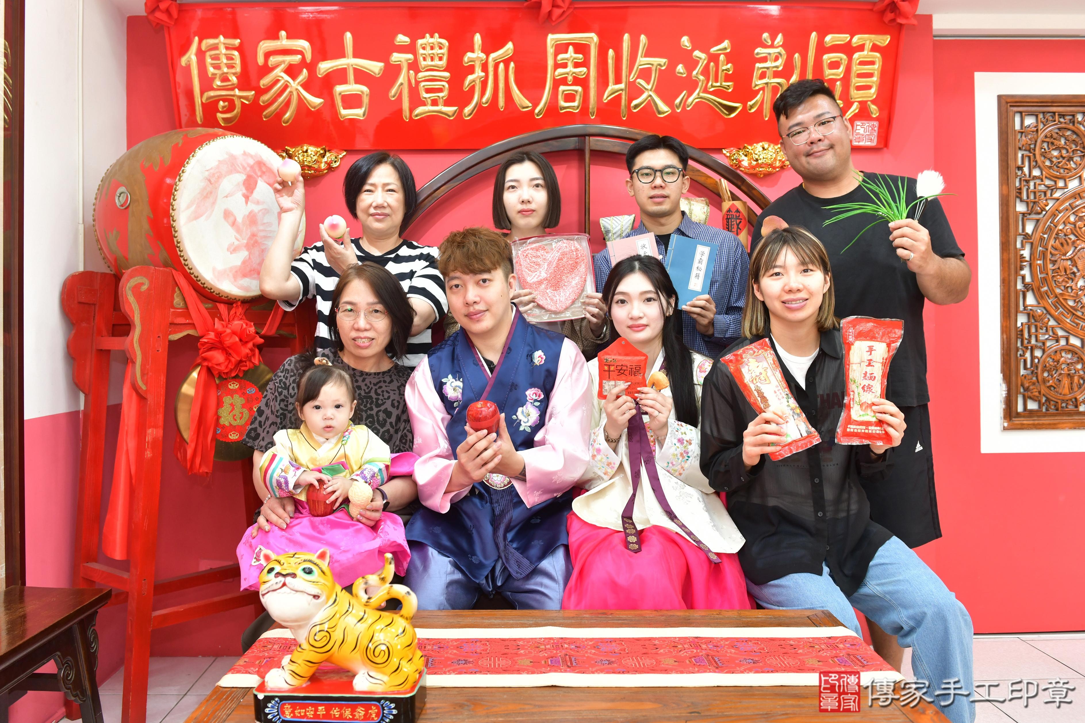 傳家手工印章台中店、抓周、度脺、美式風會場、傳家嬰兒古禮、吉祥話、抓周道具物品24種、拍照。抓周證書。寶寶抓周、滿周歲、生日快樂、祝福