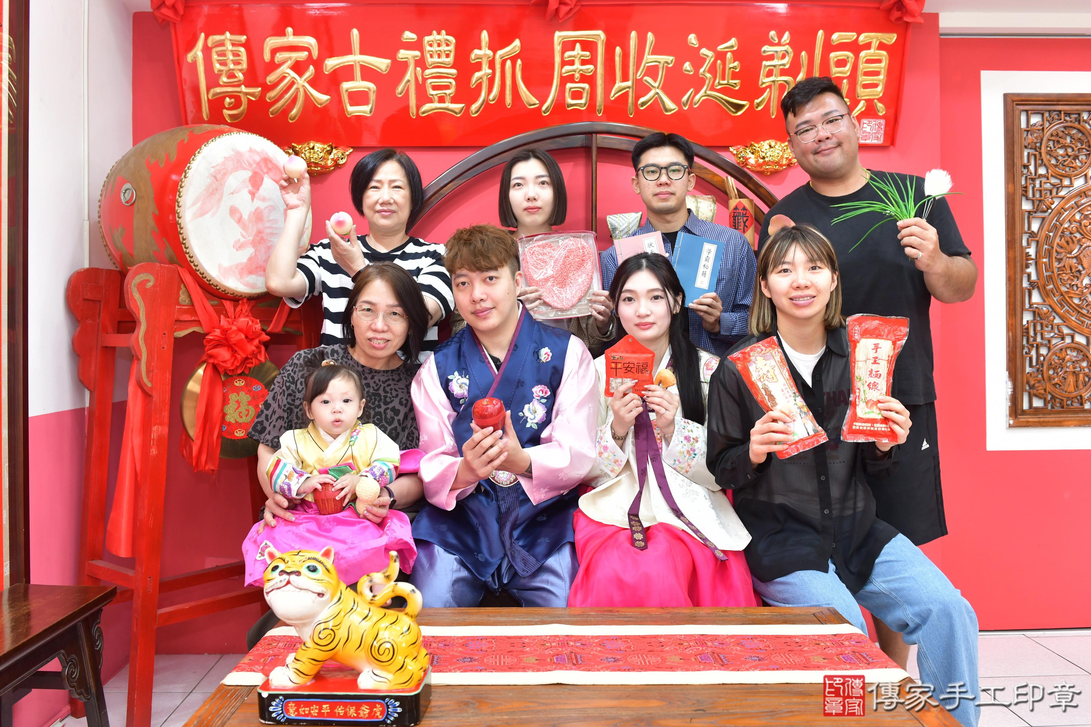 傳家手工印章台中店、抓周、度脺、美式風會場、傳家嬰兒古禮、吉祥話、抓周道具物品24種、拍照。抓周證書。寶寶抓周、滿周歲、生日快樂、祝福