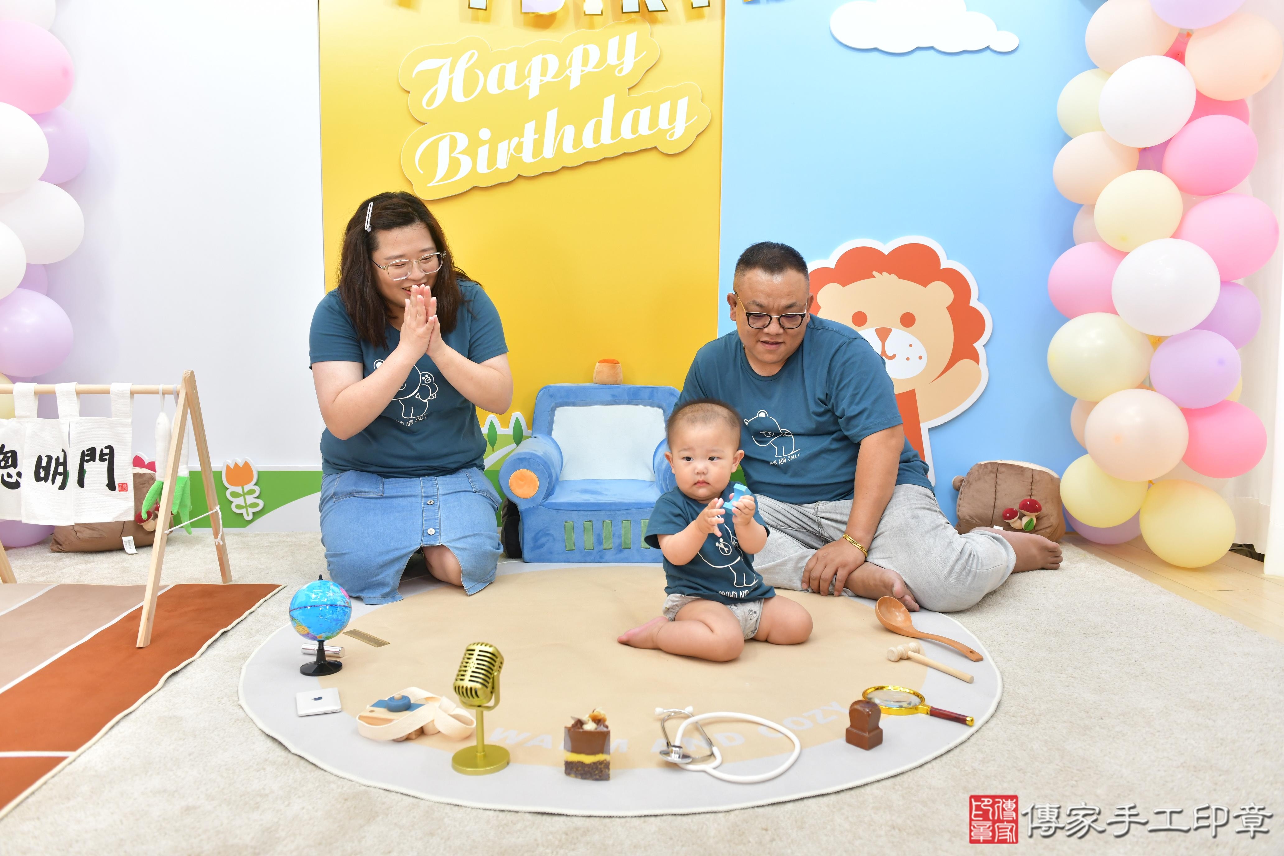 傳家手工印章台中店、抓周、度脺、美式風會場、傳家嬰兒古禮、吉祥話、抓周道具物品24種、拍照。抓周證書。寶寶抓周、滿周歲、生日快樂、祝福