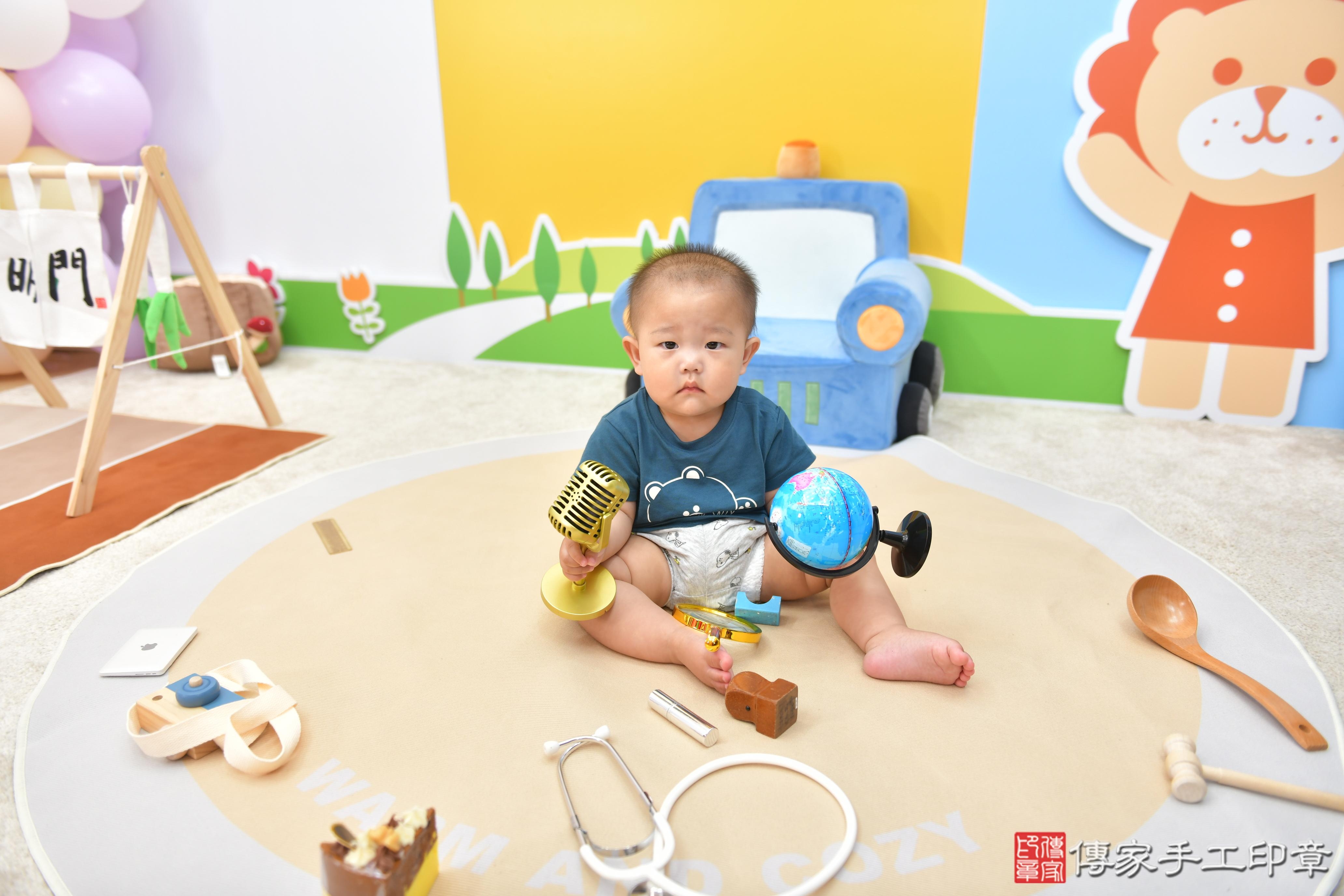 傳家手工印章台中店、抓周、度脺、美式風會場、傳家嬰兒古禮、吉祥話、抓周道具物品24種、拍照。抓周證書。寶寶抓周、滿周歲、生日快樂、祝福
