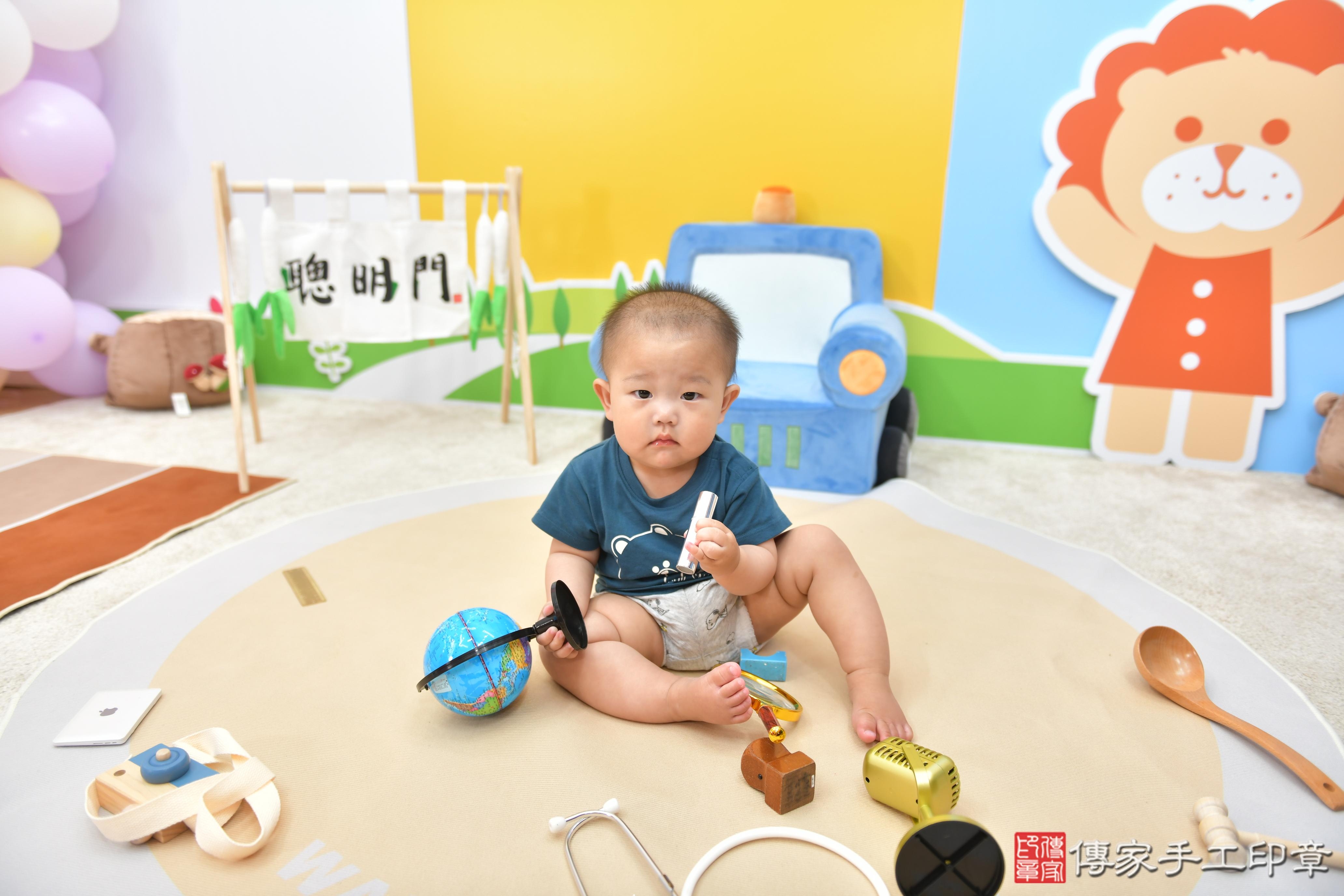 傳家手工印章台中店、抓周、度脺、美式風會場、傳家嬰兒古禮、吉祥話、抓周道具物品24種、拍照。抓周證書。寶寶抓周、滿周歲、生日快樂、祝福