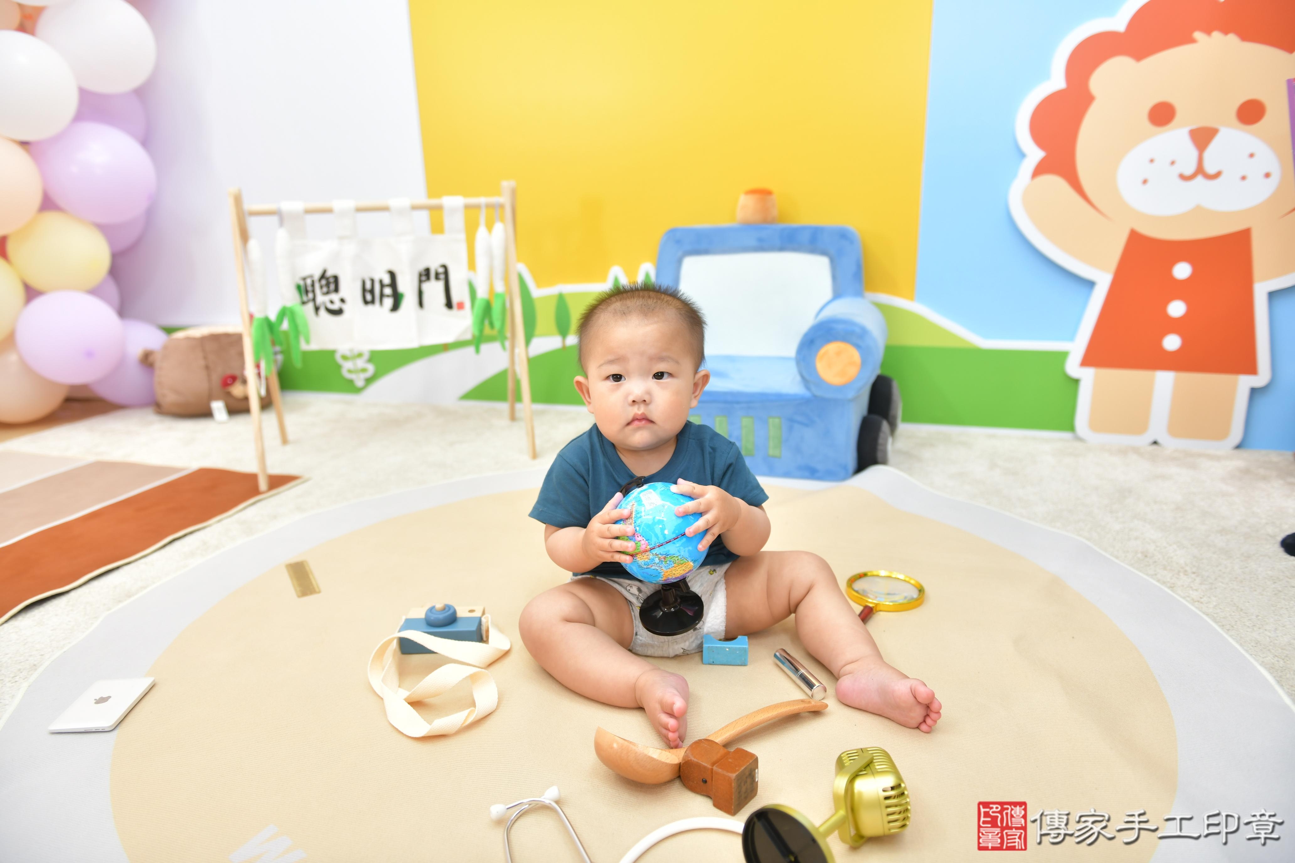 傳家手工印章台中店、抓周、度脺、美式風會場、傳家嬰兒古禮、吉祥話、抓周道具物品24種、拍照。抓周證書。寶寶抓周、滿周歲、生日快樂、祝福