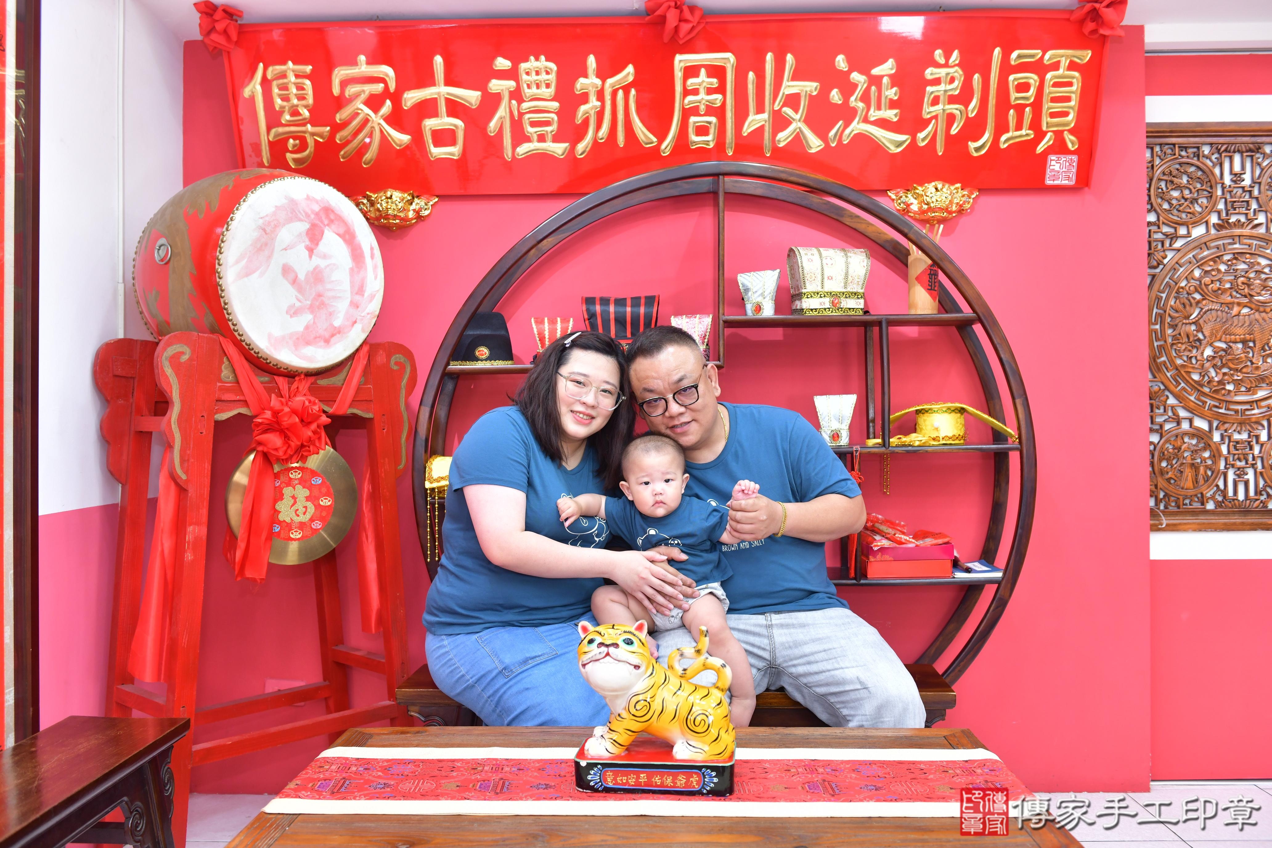 傳家手工印章台中店、抓周、度脺、美式風會場、傳家嬰兒古禮、吉祥話、抓周道具物品24種、拍照。抓周證書。寶寶抓周、滿周歲、生日快樂、祝福