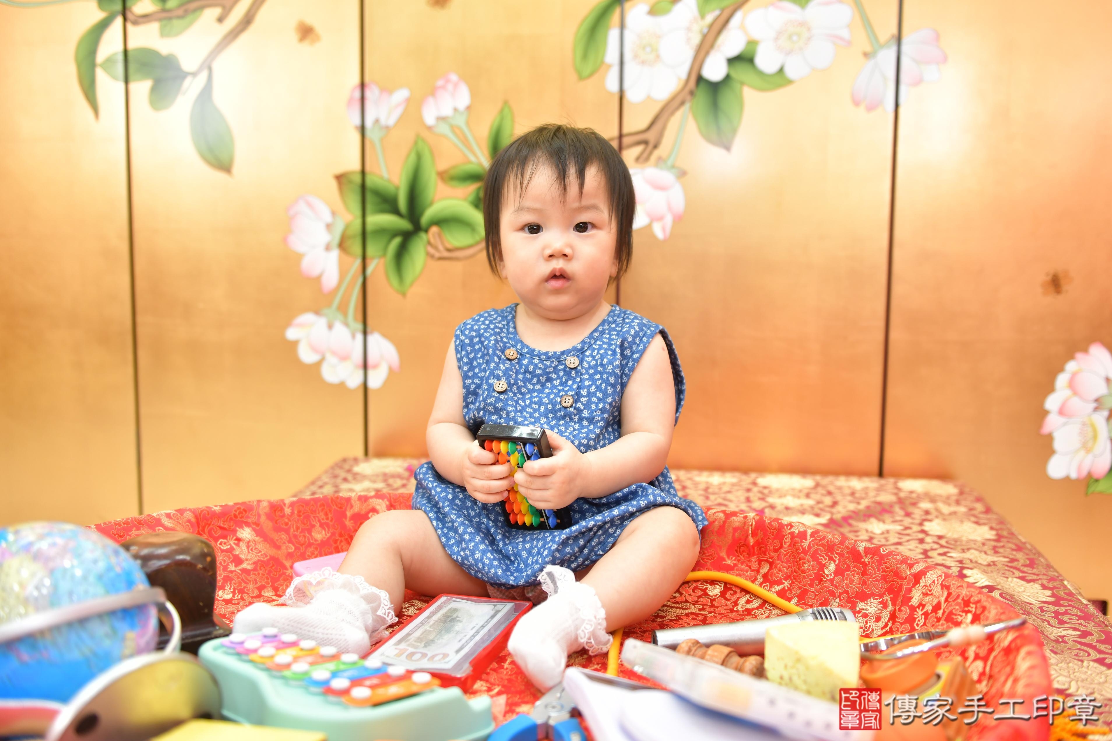 傳家手工印章台中店、抓周、度脺、美式風會場、傳家嬰兒古禮、吉祥話、抓周道具物品24種、拍照。抓周證書。寶寶抓周、滿周歲、生日快樂、祝福 傳家手工印章台中店、抓周、度脺、美式風會場、傳家嬰兒古禮、吉祥話、抓周道具物品24種、拍照。抓周證書。寶寶抓周、滿周歲、生日快樂、祝福