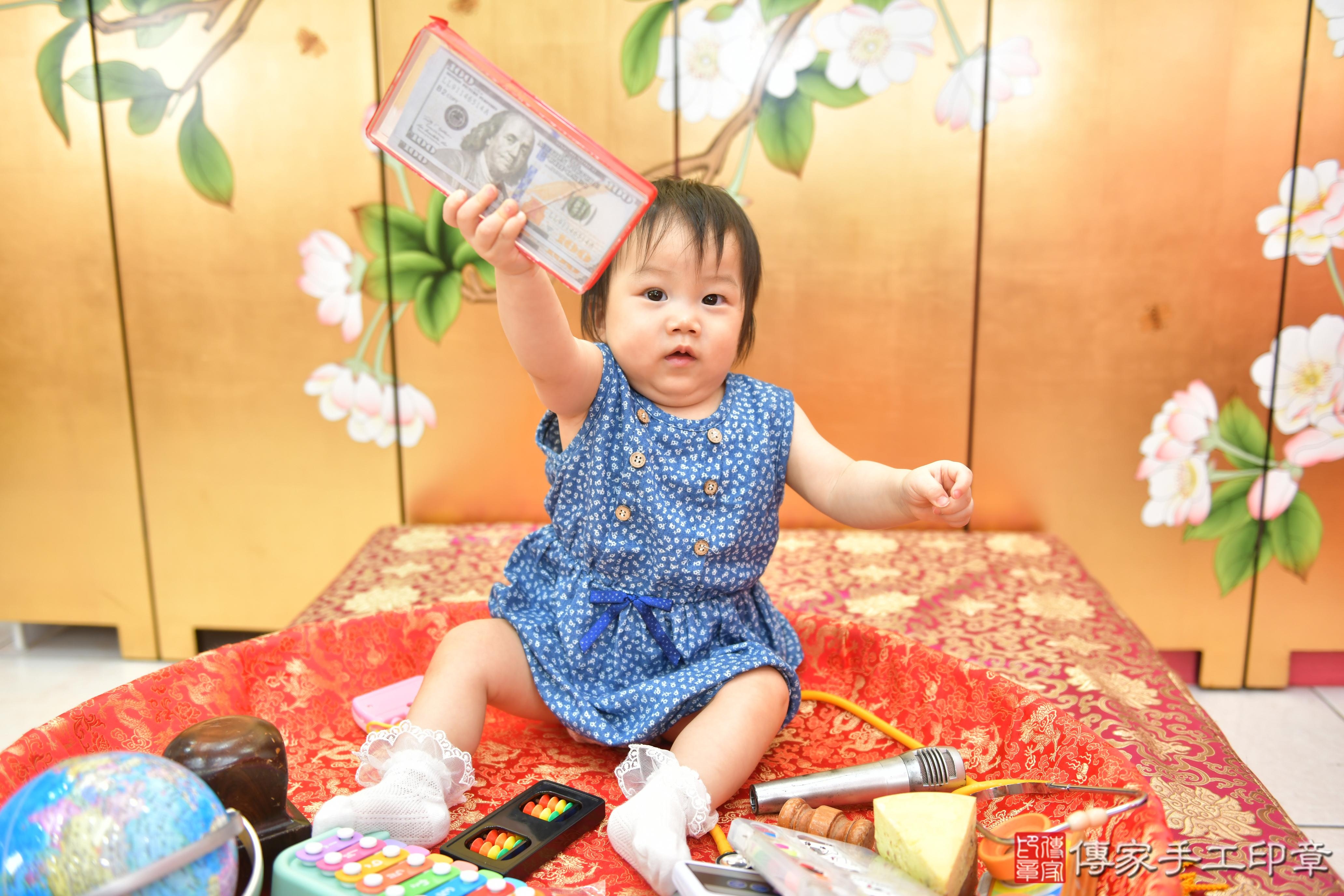 傳家手工印章台中店、抓周、度脺、美式風會場、傳家嬰兒古禮、吉祥話、抓周道具物品24種、拍照。抓周證書。寶寶抓周、滿周歲、生日快樂、祝福 傳家手工印章台中店、抓周、度脺、美式風會場、傳家嬰兒古禮、吉祥話、抓周道具物品24種、拍照。抓周證書。寶寶抓周、滿周歲、生日快樂、祝福