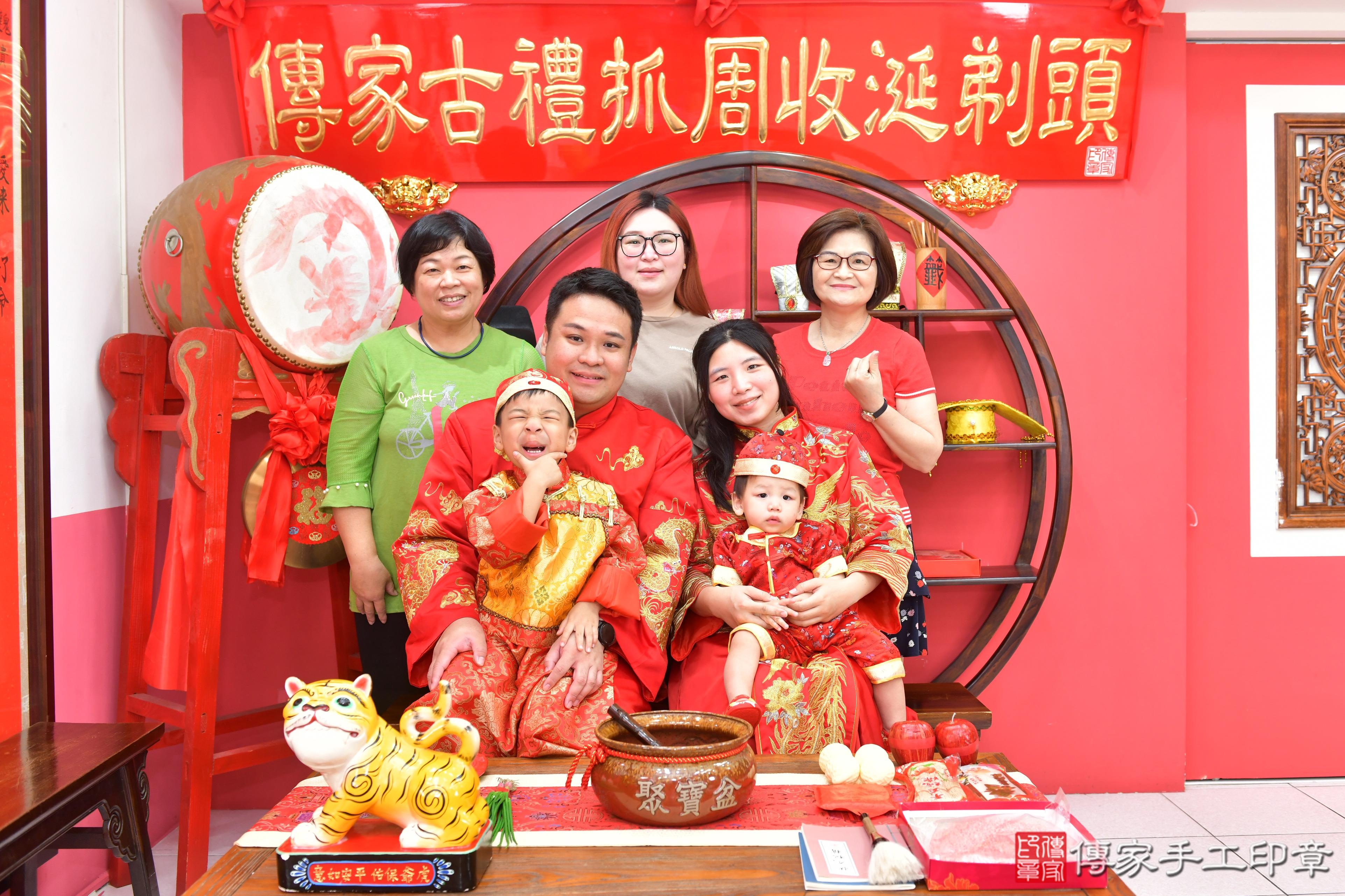 傳家手工印章台中店、抓周、度脺、美式風會場、傳家嬰兒古禮、吉祥話、抓周道具物品24種、拍照。抓周證書。寶寶抓周、滿周歲、生日快樂、祝福