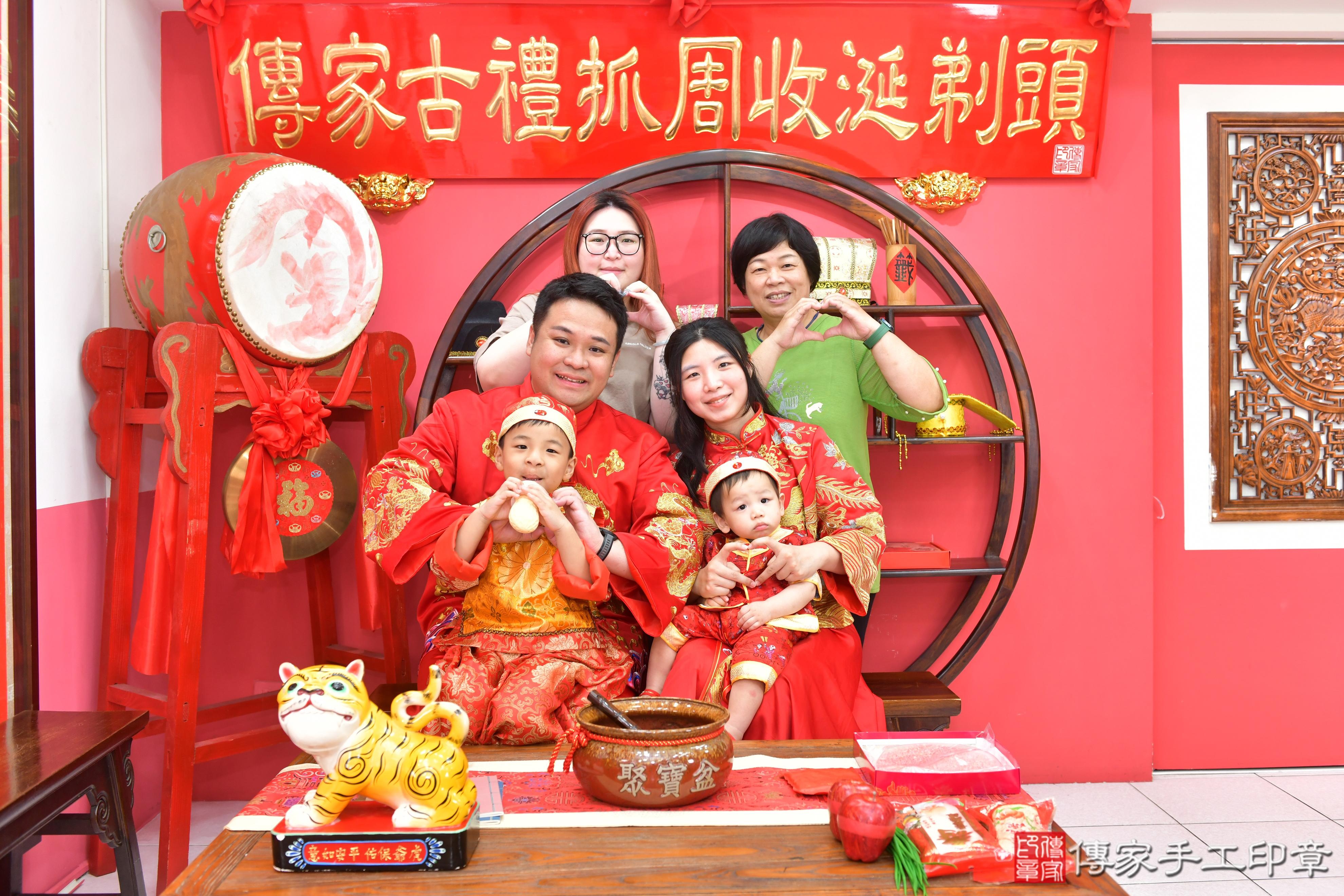 傳家手工印章台中店、抓周、度脺、美式風會場、傳家嬰兒古禮、吉祥話、抓周道具物品24種、拍照。抓周證書。寶寶抓周、滿周歲、生日快樂、祝福