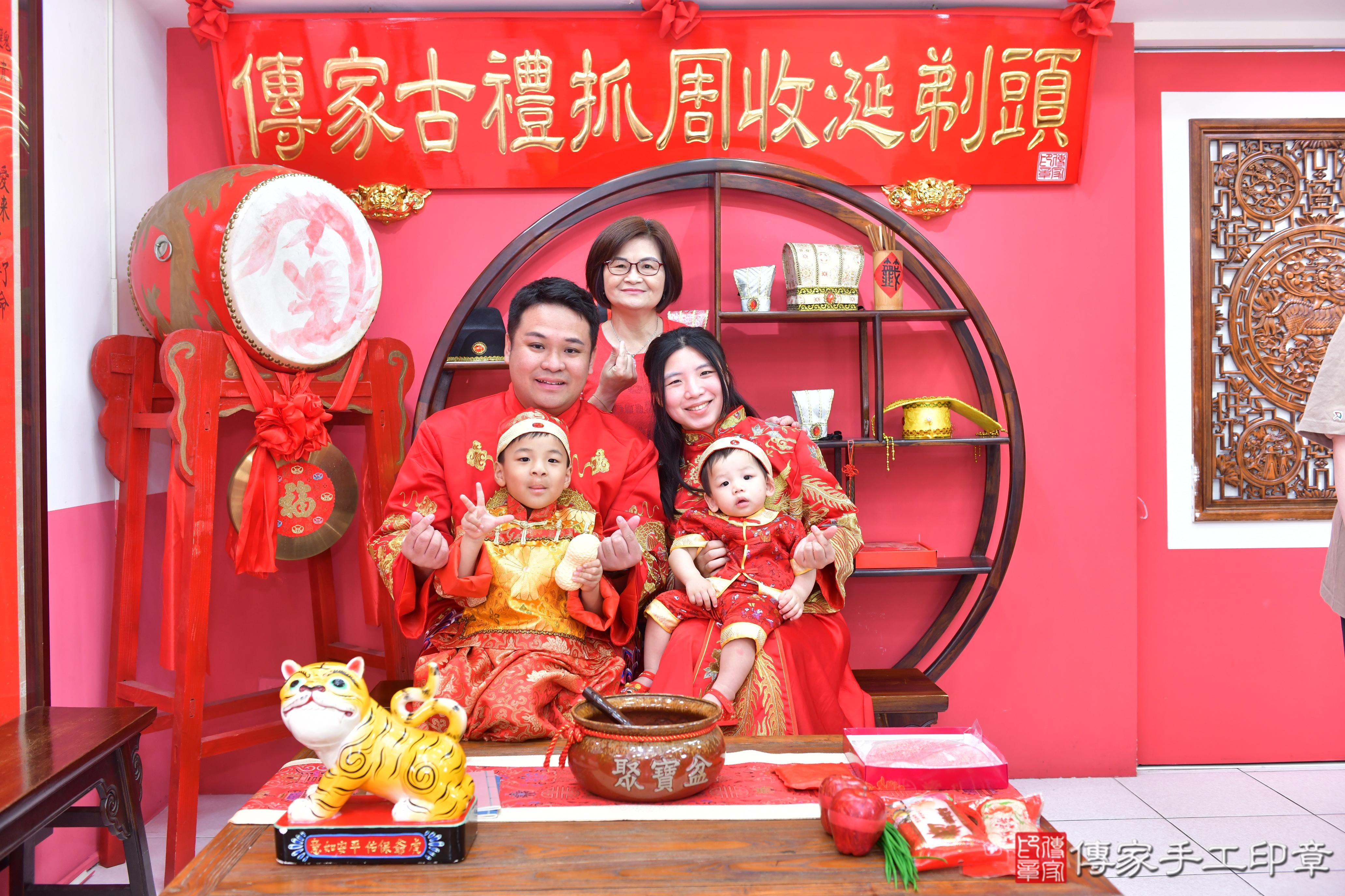 傳家手工印章台中店、抓周、度脺、美式風會場、傳家嬰兒古禮、吉祥話、抓周道具物品24種、拍照。抓周證書。寶寶抓周、滿周歲、生日快樂、祝福