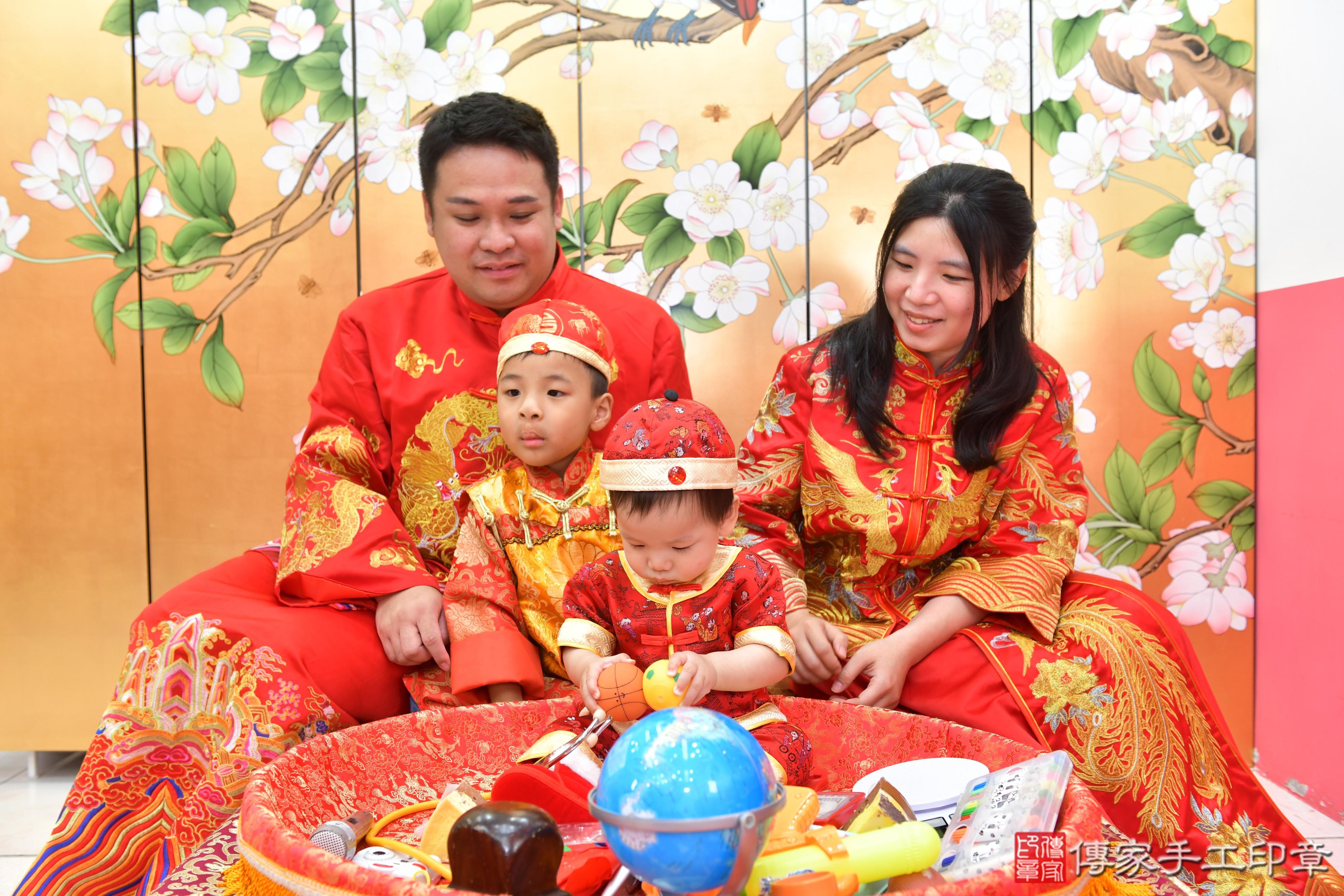 傳家手工印章台中店、抓周、度脺、美式風會場、傳家嬰兒古禮、吉祥話、抓周道具物品24種、拍照。抓周證書。寶寶抓周、滿周歲、生日快樂、祝福