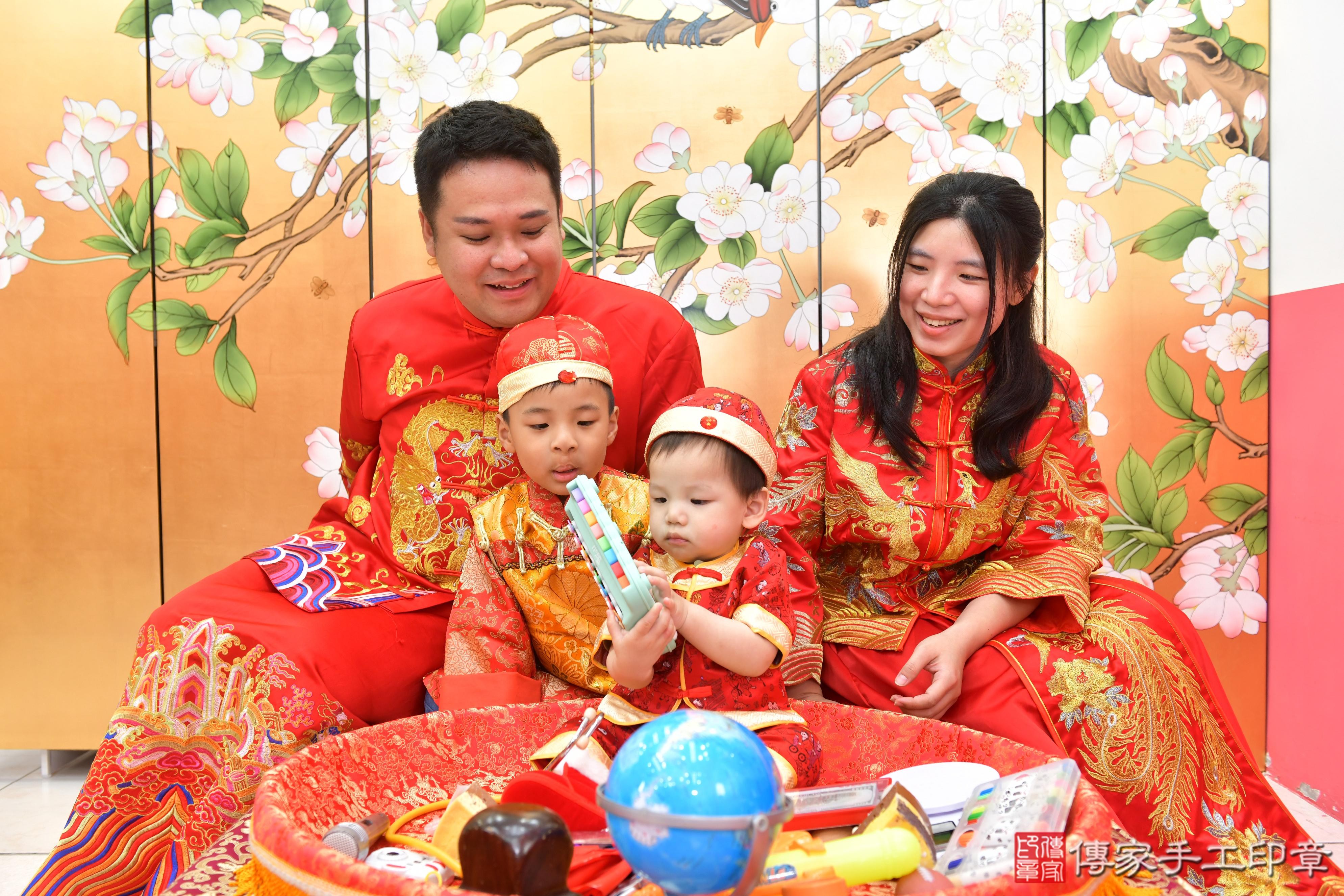 傳家手工印章台中店、抓周、度脺、美式風會場、傳家嬰兒古禮、吉祥話、抓周道具物品24種、拍照。抓周證書。寶寶抓周、滿周歲、生日快樂、祝福
