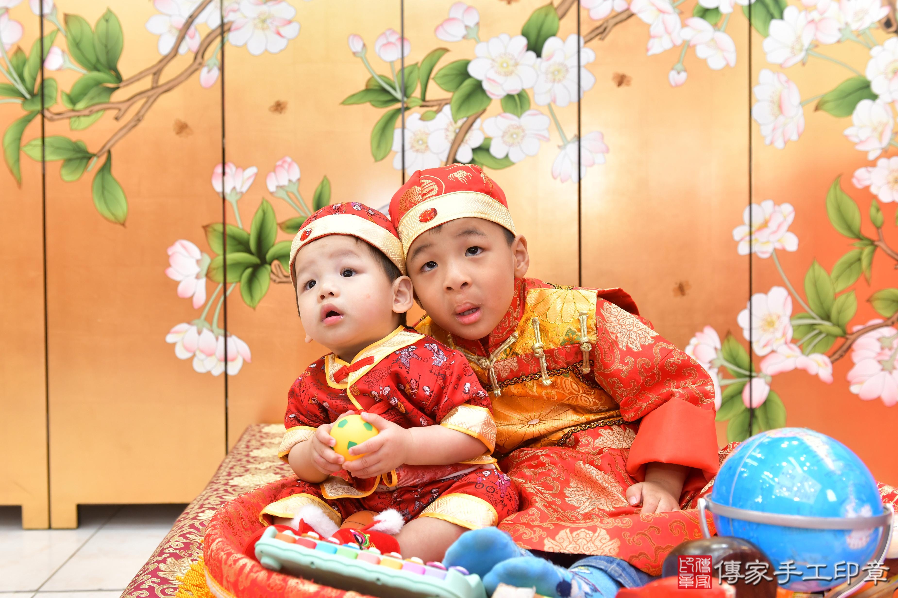 傳家手工印章台中店、抓周、度脺、美式風會場、傳家嬰兒古禮、吉祥話、抓周道具物品24種、拍照。抓周證書。寶寶抓周、滿周歲、生日快樂、祝福