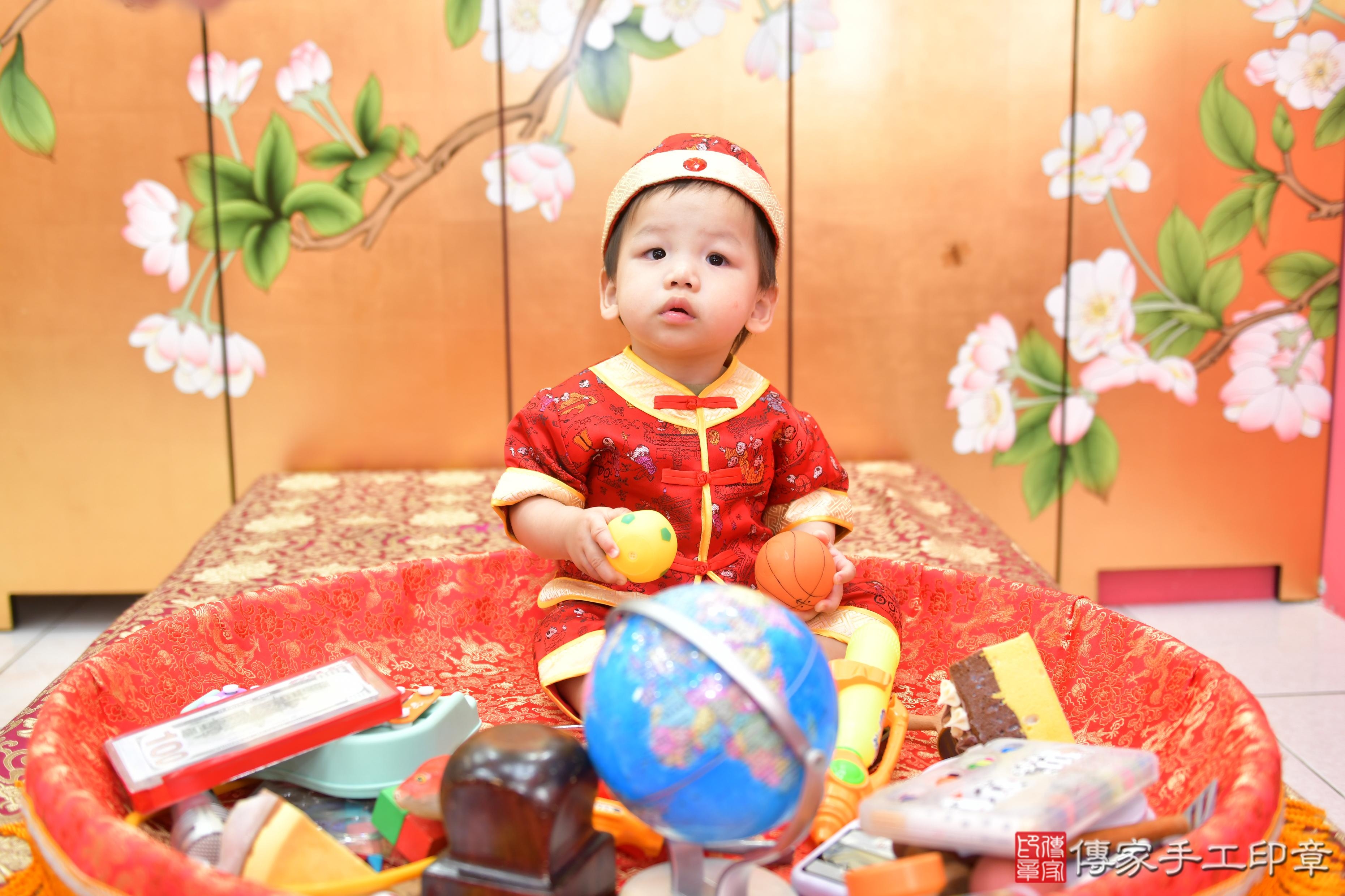 傳家手工印章台中店、抓周、度脺、美式風會場、傳家嬰兒古禮、吉祥話、抓周道具物品24種、拍照。抓周證書。寶寶抓周、滿周歲、生日快樂、祝福