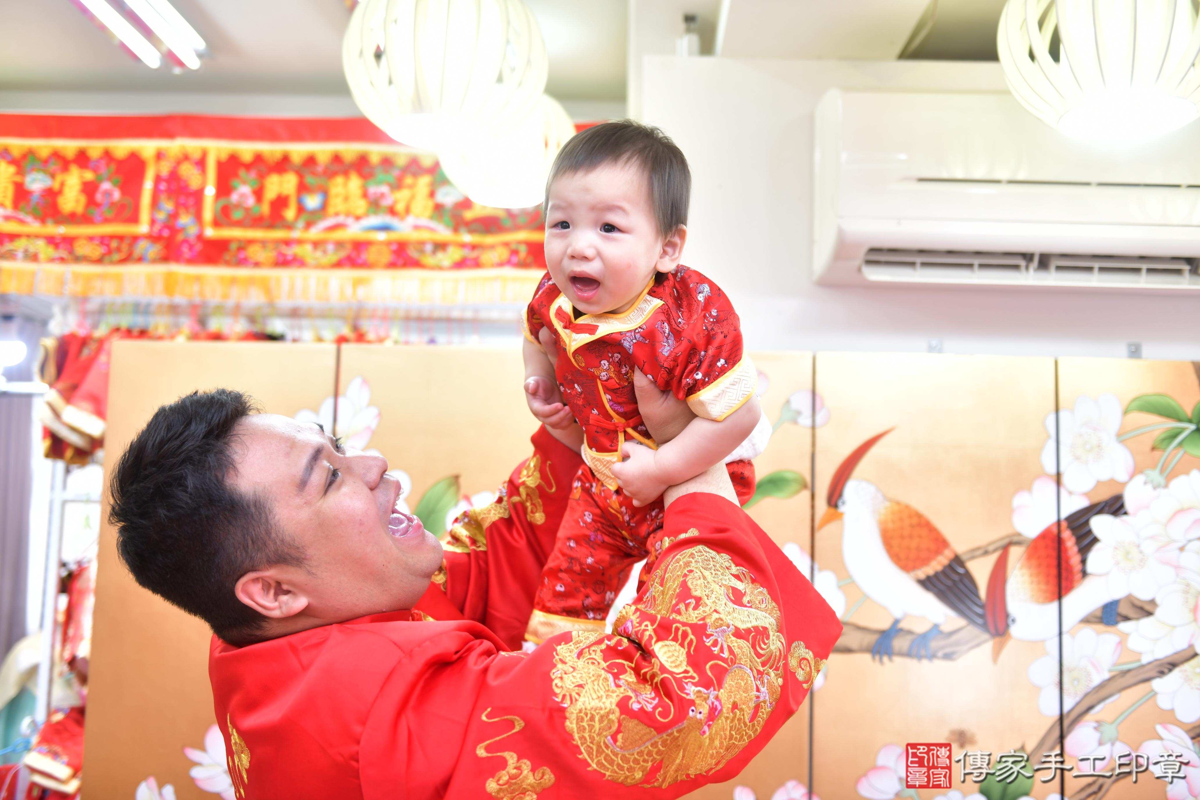 傳家手工印章台中店、抓周、度脺、美式風會場、傳家嬰兒古禮、吉祥話、抓周道具物品24種、拍照。抓周證書。寶寶抓周、滿周歲、生日快樂、祝福
