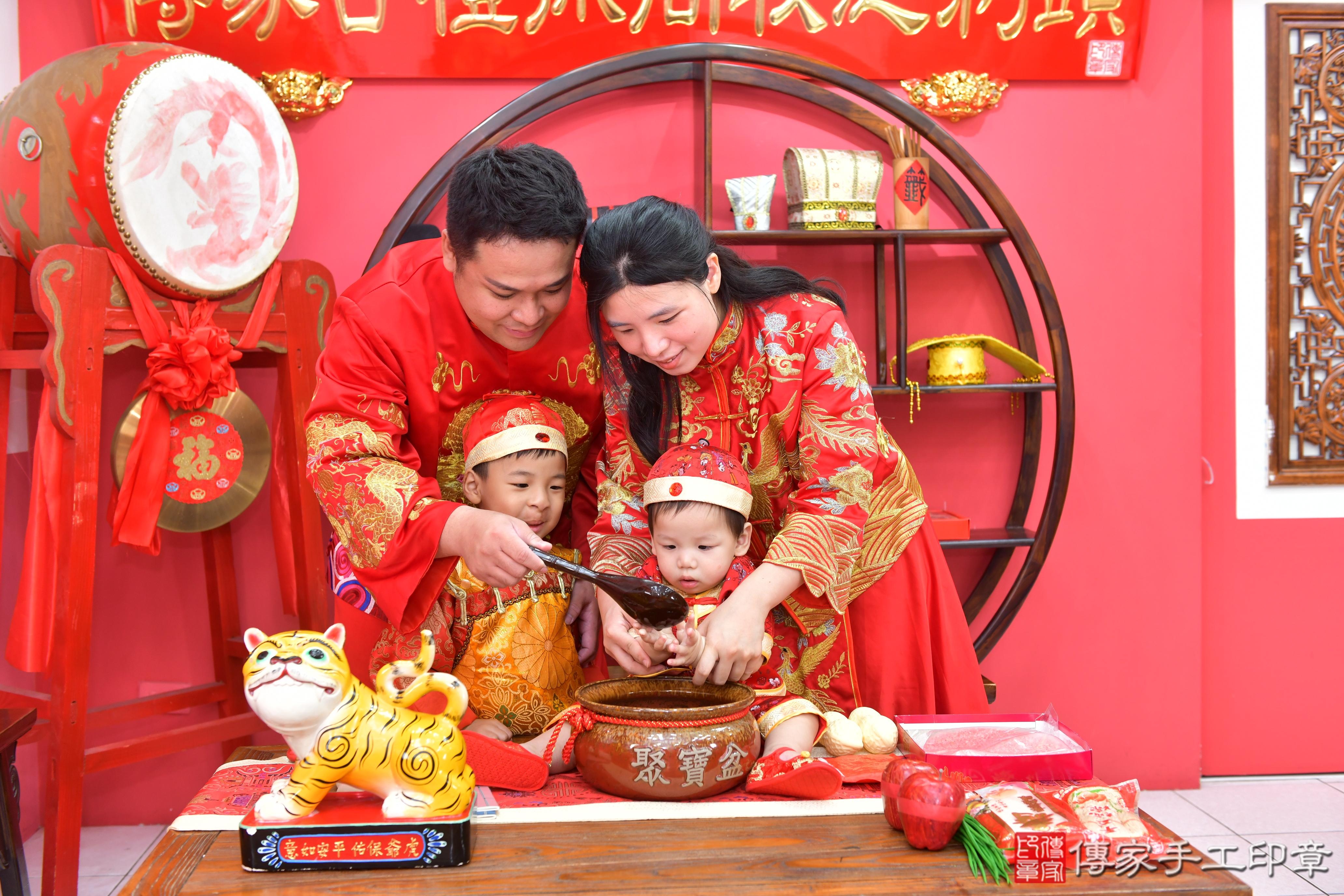 傳家手工印章台中店、抓周、度脺、美式風會場、傳家嬰兒古禮、吉祥話、抓周道具物品24種、拍照。抓周證書。寶寶抓周、滿周歲、生日快樂、祝福