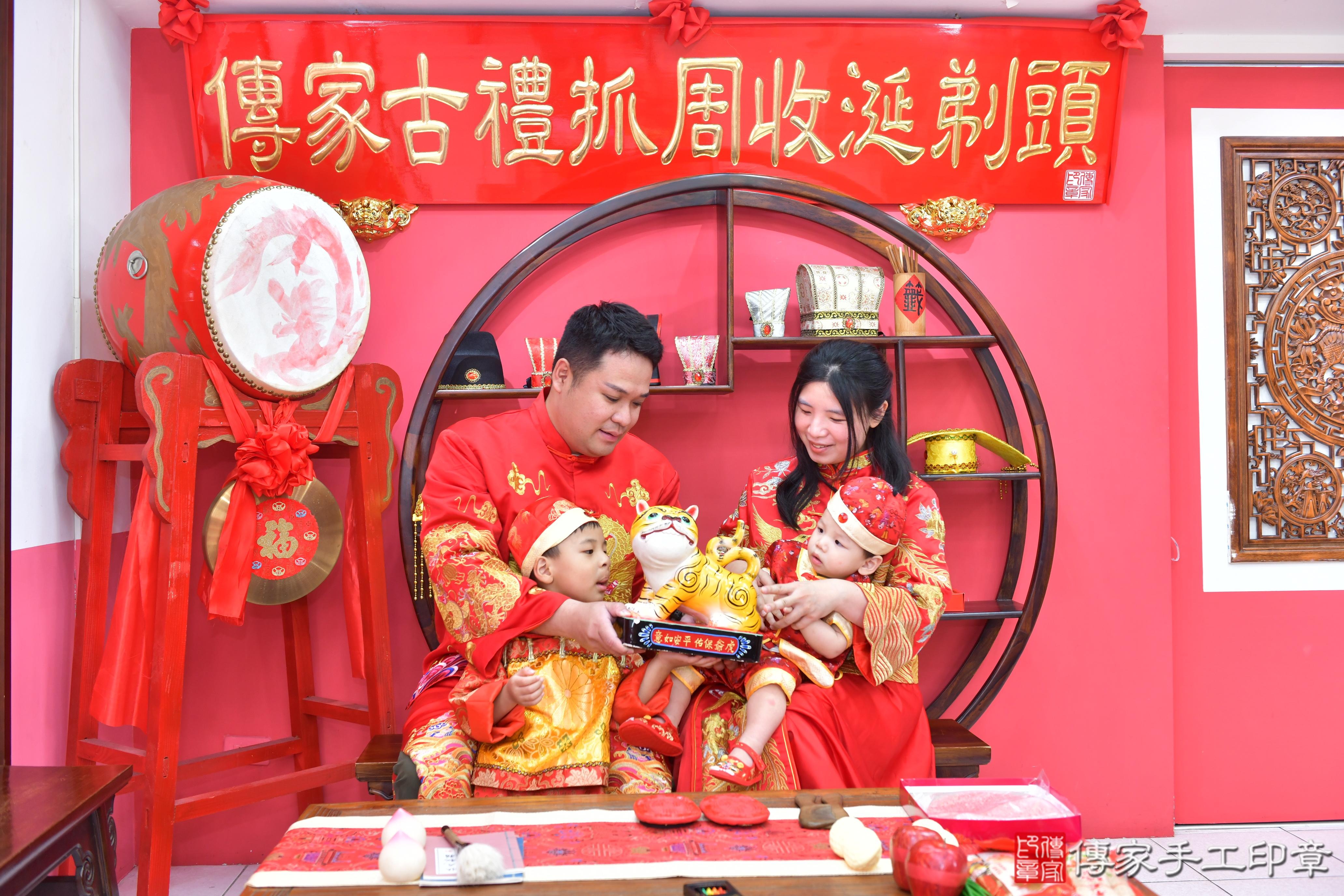 傳家手工印章台中店、抓周、度脺、美式風會場、傳家嬰兒古禮、吉祥話、抓周道具物品24種、拍照。抓周證書。寶寶抓周、滿周歲、生日快樂、祝福