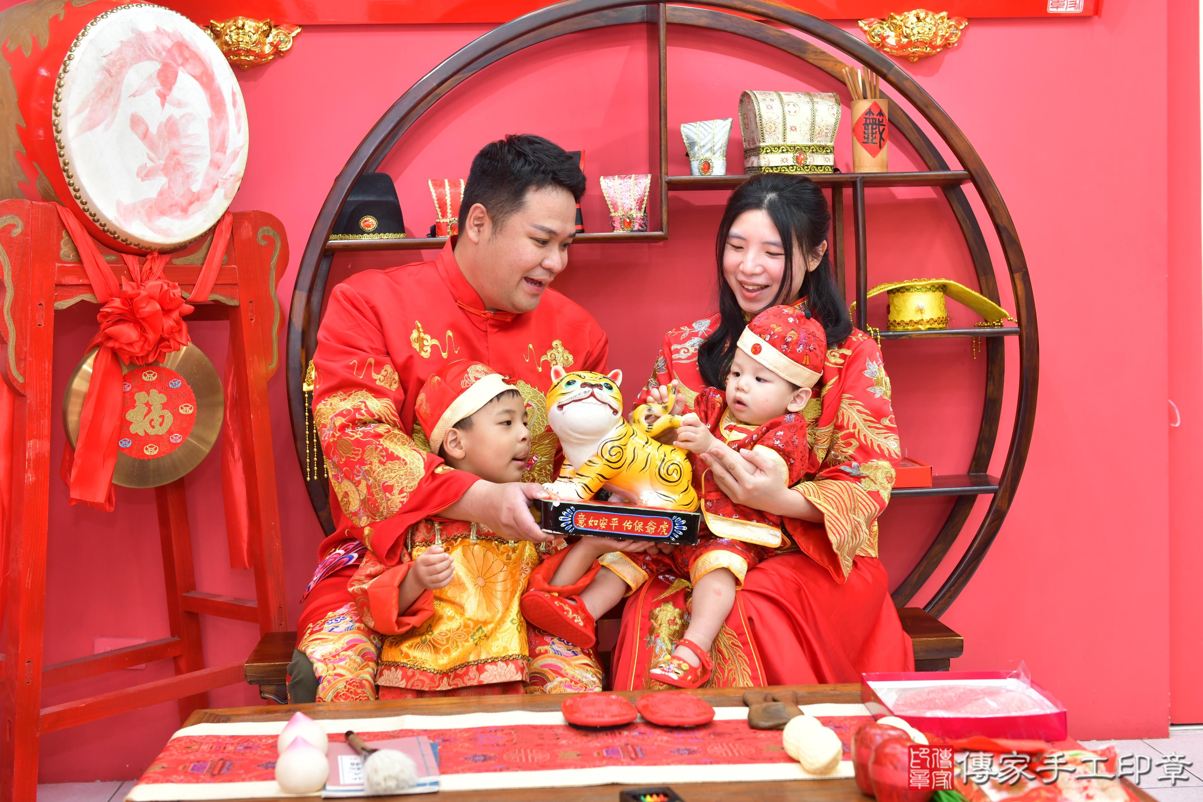 傳家手工印章台中店、抓周、度脺、美式風會場、傳家嬰兒古禮、吉祥話、抓周道具物品24種、拍照。抓周證書。寶寶抓周、滿周歲、生日快樂、祝福