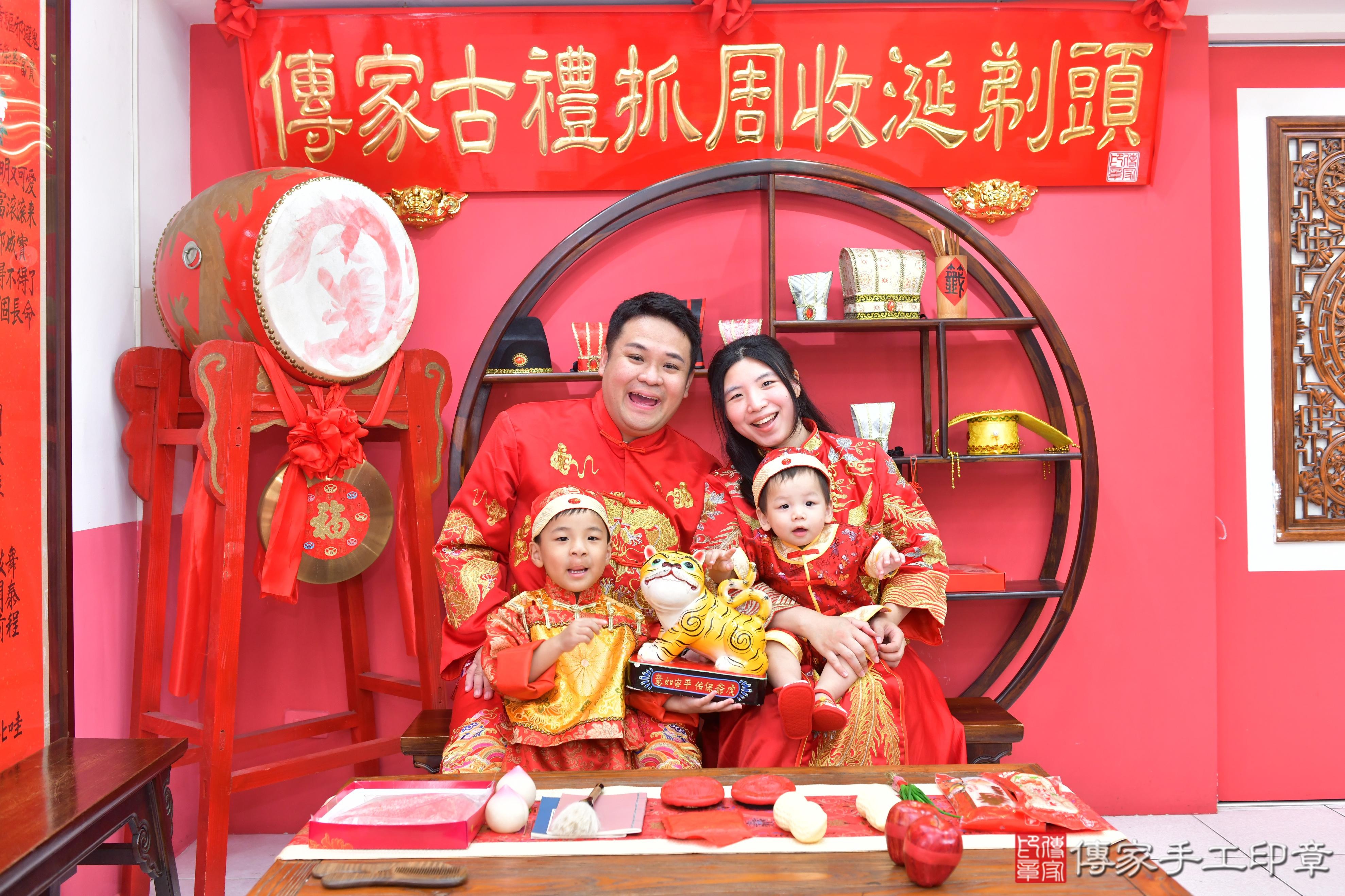 傳家手工印章台中店、抓周、度脺、美式風會場、傳家嬰兒古禮、吉祥話、抓周道具物品24種、拍照。抓周證書。寶寶抓周、滿周歲、生日快樂、祝福