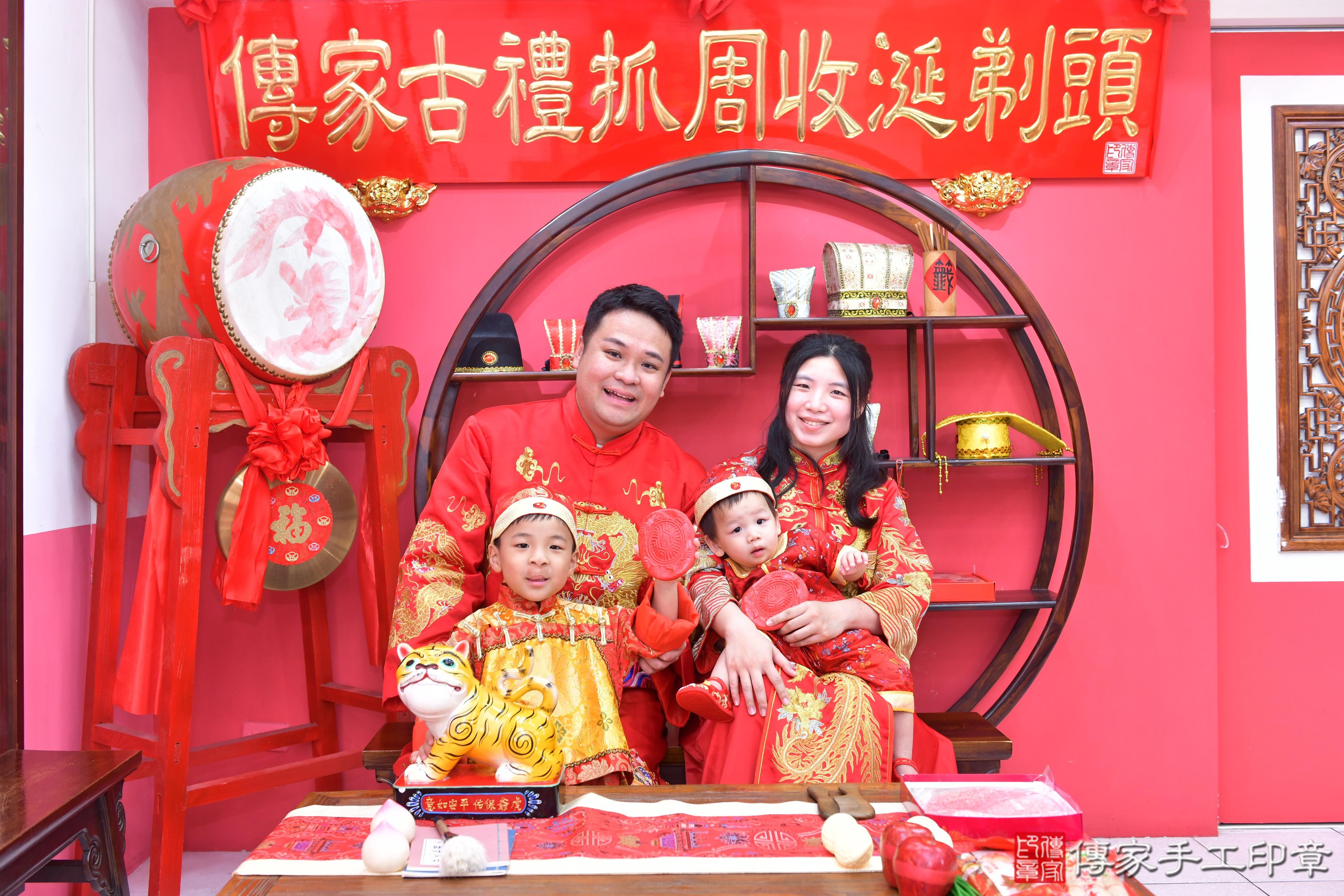傳家手工印章台中店、抓周、度脺、美式風會場、傳家嬰兒古禮、吉祥話、抓周道具物品24種、拍照。抓周證書。寶寶抓周、滿周歲、生日快樂、祝福