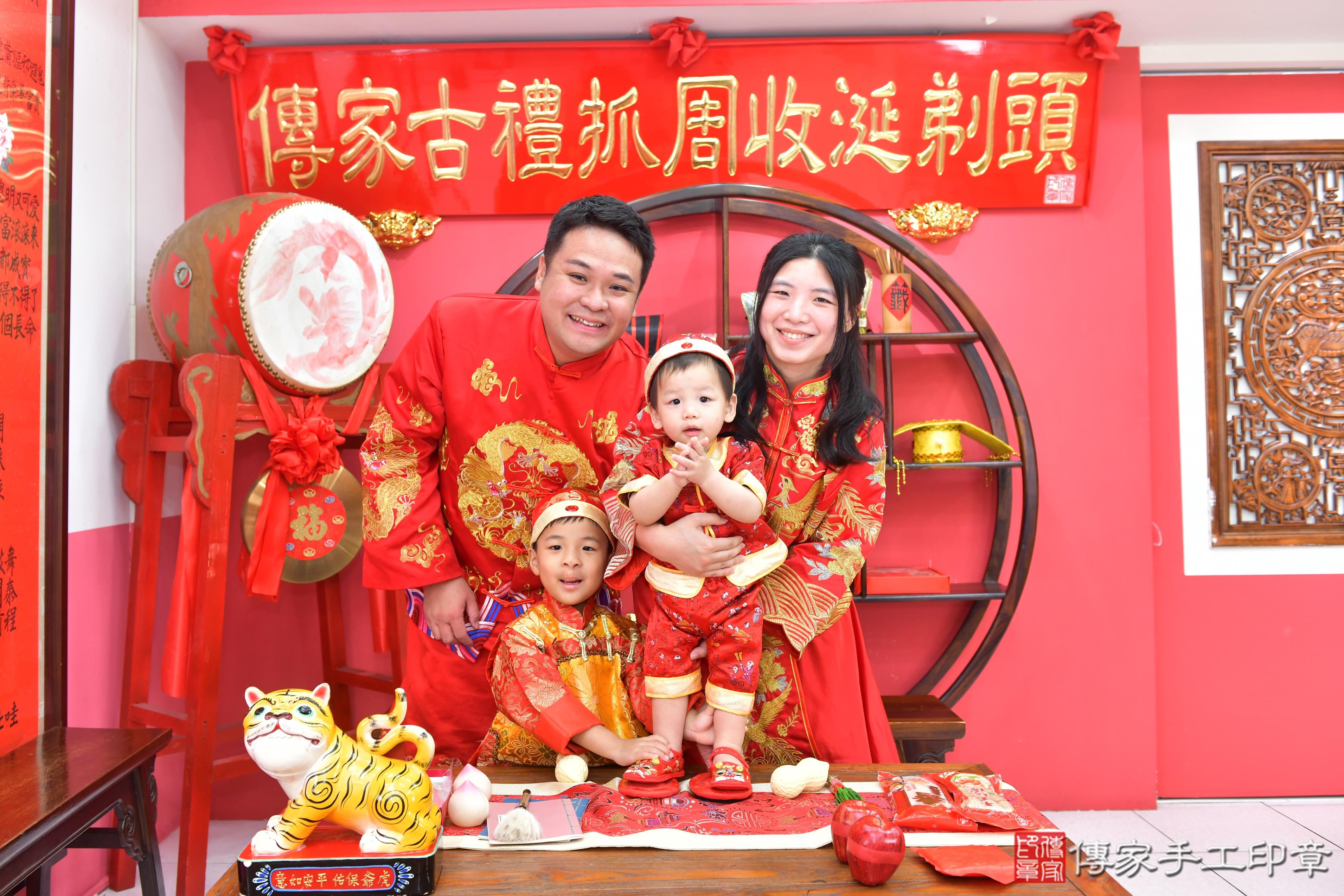 傳家手工印章台中店、抓周、度脺、美式風會場、傳家嬰兒古禮、吉祥話、抓周道具物品24種、拍照。抓周證書。寶寶抓周、滿周歲、生日快樂、祝福