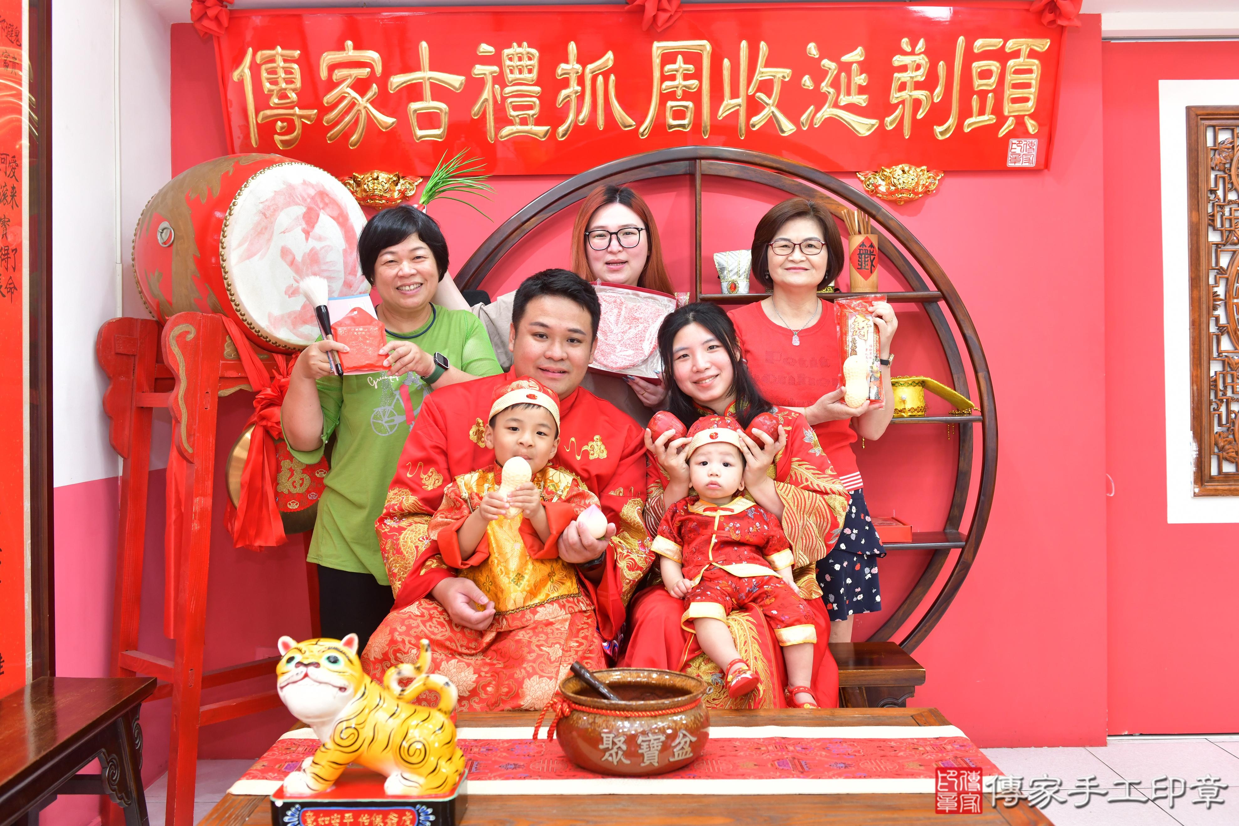 傳家手工印章台中店、抓周、度脺、美式風會場、傳家嬰兒古禮、吉祥話、抓周道具物品24種、拍照。抓周證書。寶寶抓周、滿周歲、生日快樂、祝福