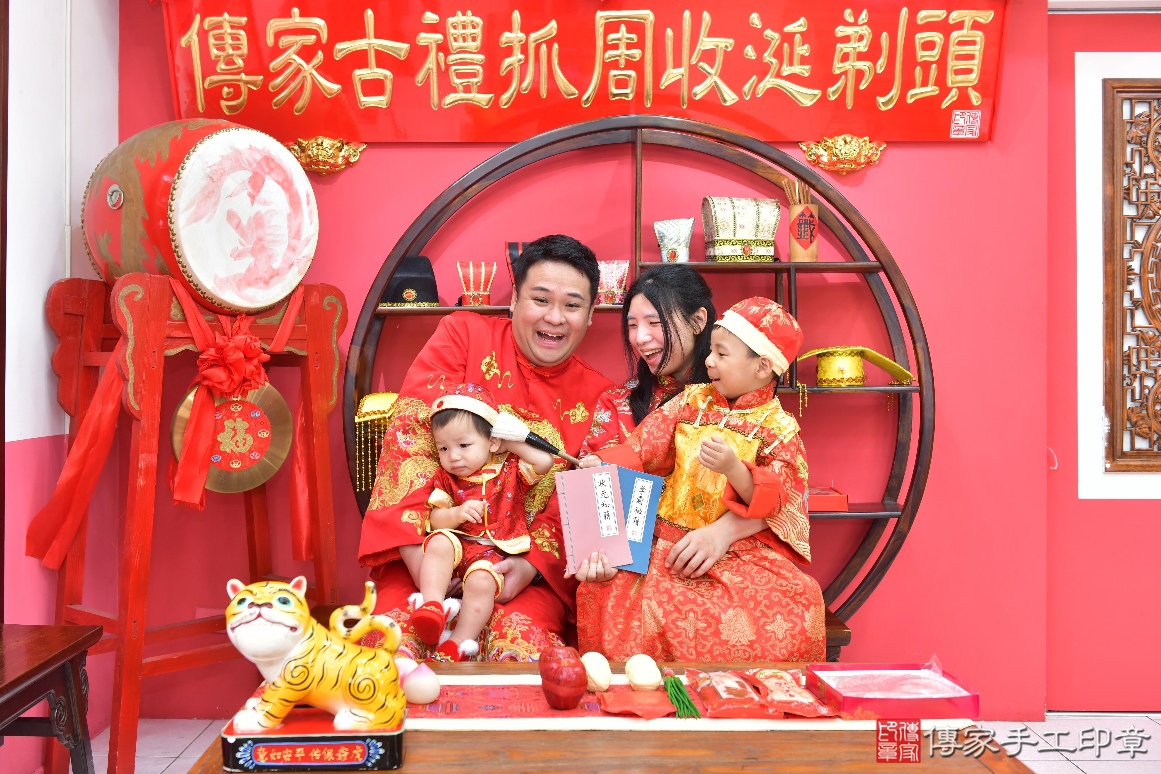 傳家手工印章台中店、抓周、度脺、美式風會場、傳家嬰兒古禮、吉祥話、抓周道具物品24種、拍照。抓周證書。寶寶抓周、滿周歲、生日快樂、祝福