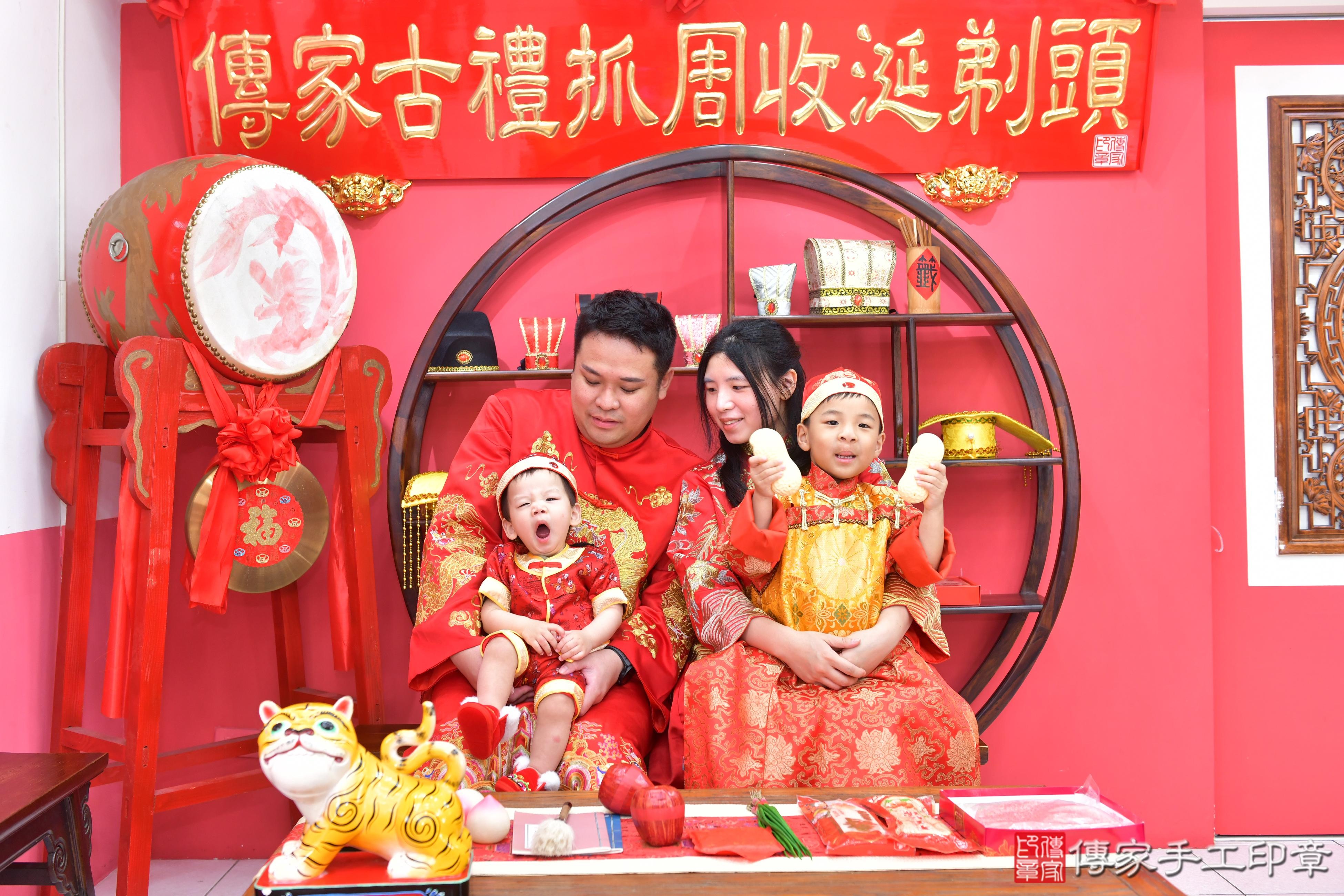 傳家手工印章台中店、抓周、度脺、美式風會場、傳家嬰兒古禮、吉祥話、抓周道具物品24種、拍照。抓周證書。寶寶抓周、滿周歲、生日快樂、祝福