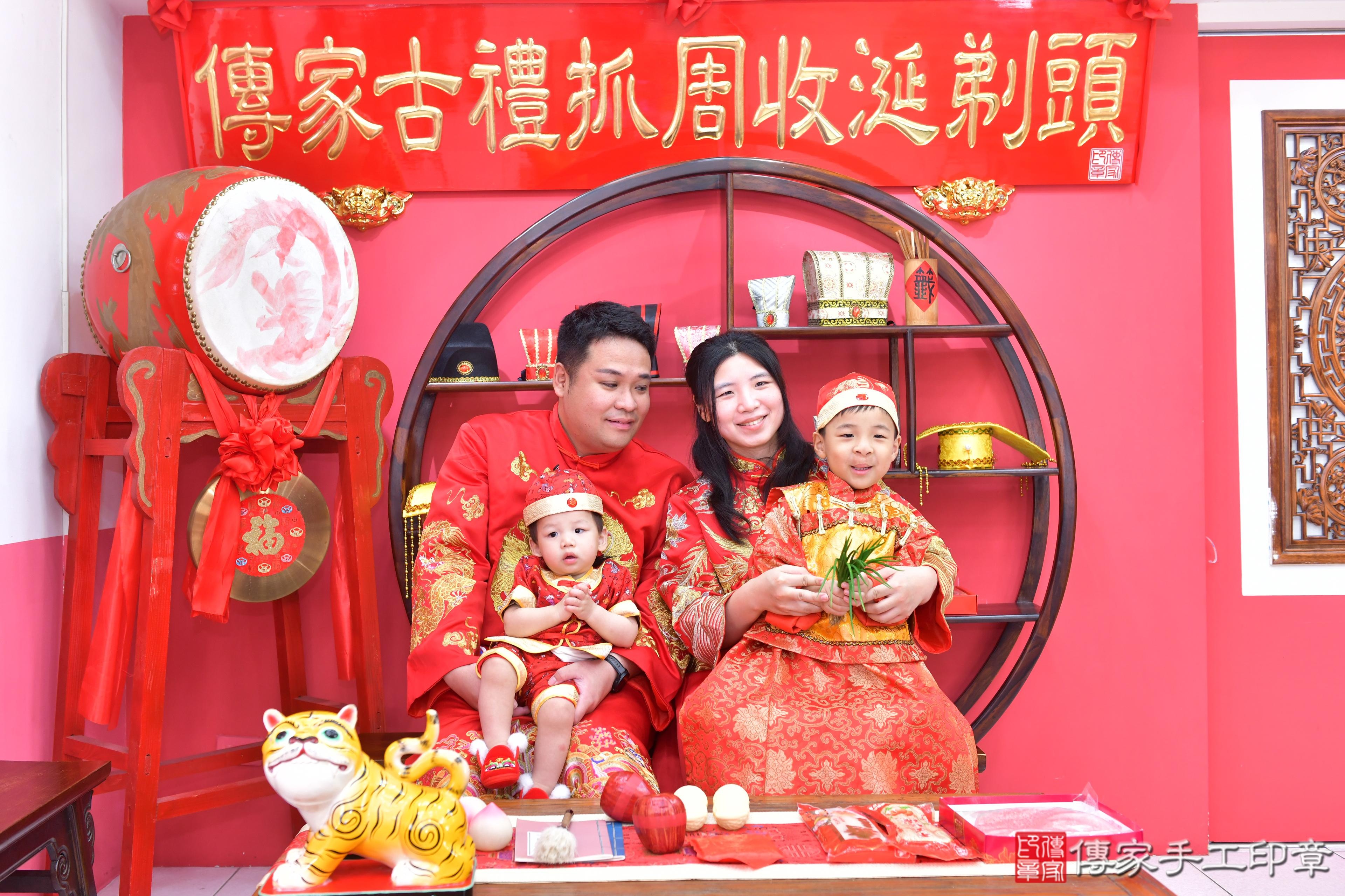 傳家手工印章台中店、抓周、度脺、美式風會場、傳家嬰兒古禮、吉祥話、抓周道具物品24種、拍照。抓周證書。寶寶抓周、滿周歲、生日快樂、祝福