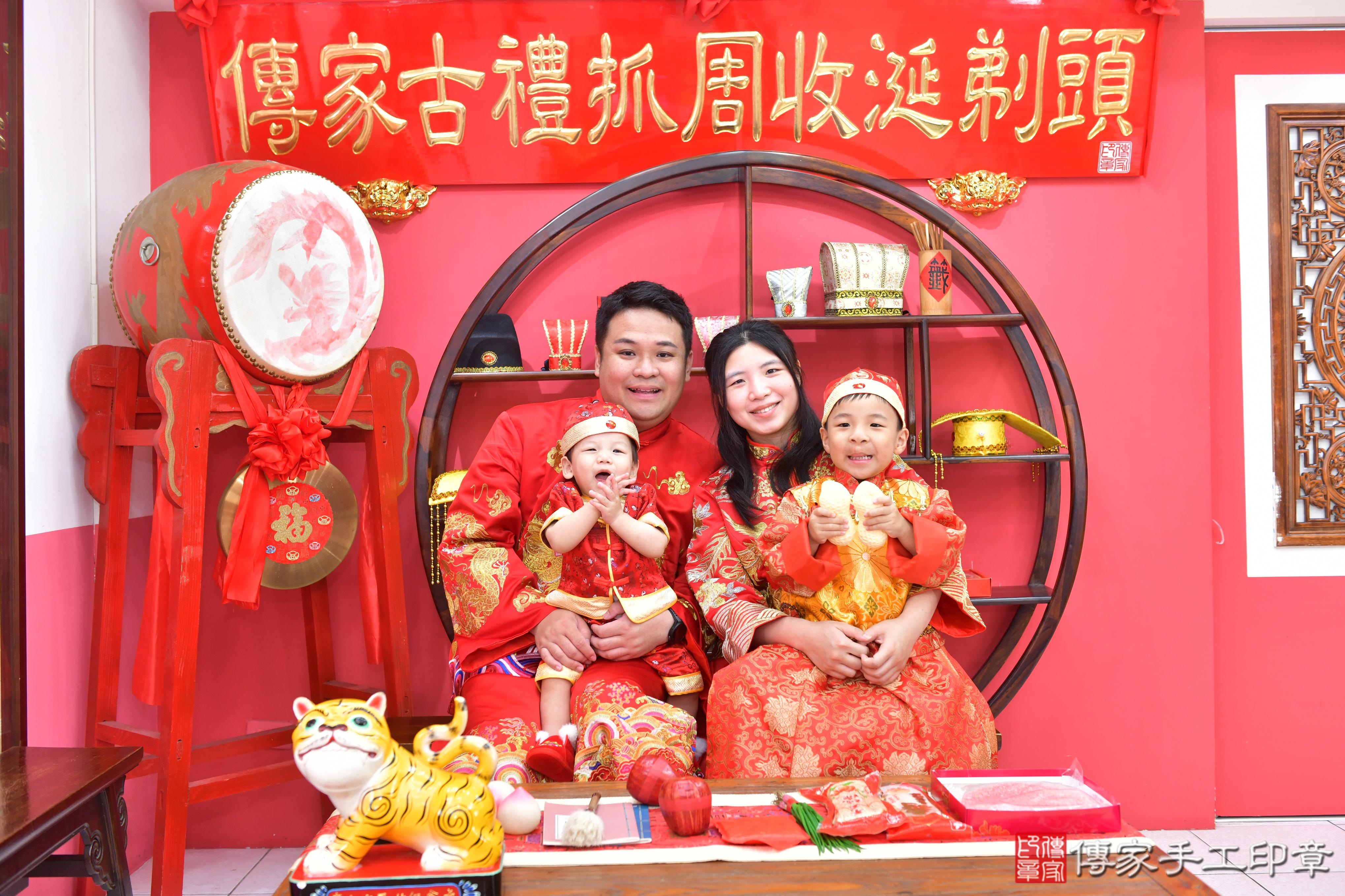 傳家手工印章台中店、抓周、度脺、美式風會場、傳家嬰兒古禮、吉祥話、抓周道具物品24種、拍照。抓周證書。寶寶抓周、滿周歲、生日快樂、祝福