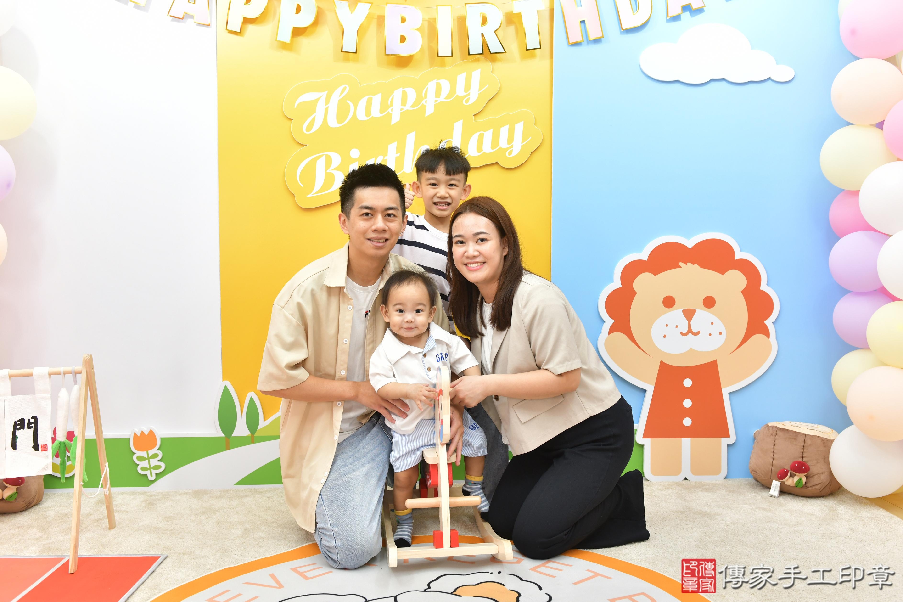 傳家手工印章台中店、抓周、度脺、美式風會場、傳家嬰兒古禮、吉祥話、抓周道具物品24種、拍照。抓周證書。寶寶抓周、滿周歲、生日快樂、祝福 傳家手工印章台中店、抓周、度脺、美式風會場、傳家嬰兒古禮、吉祥話、抓周道具物品24種、拍照。抓周證書。寶寶抓周、滿周歲、生日快樂、祝福