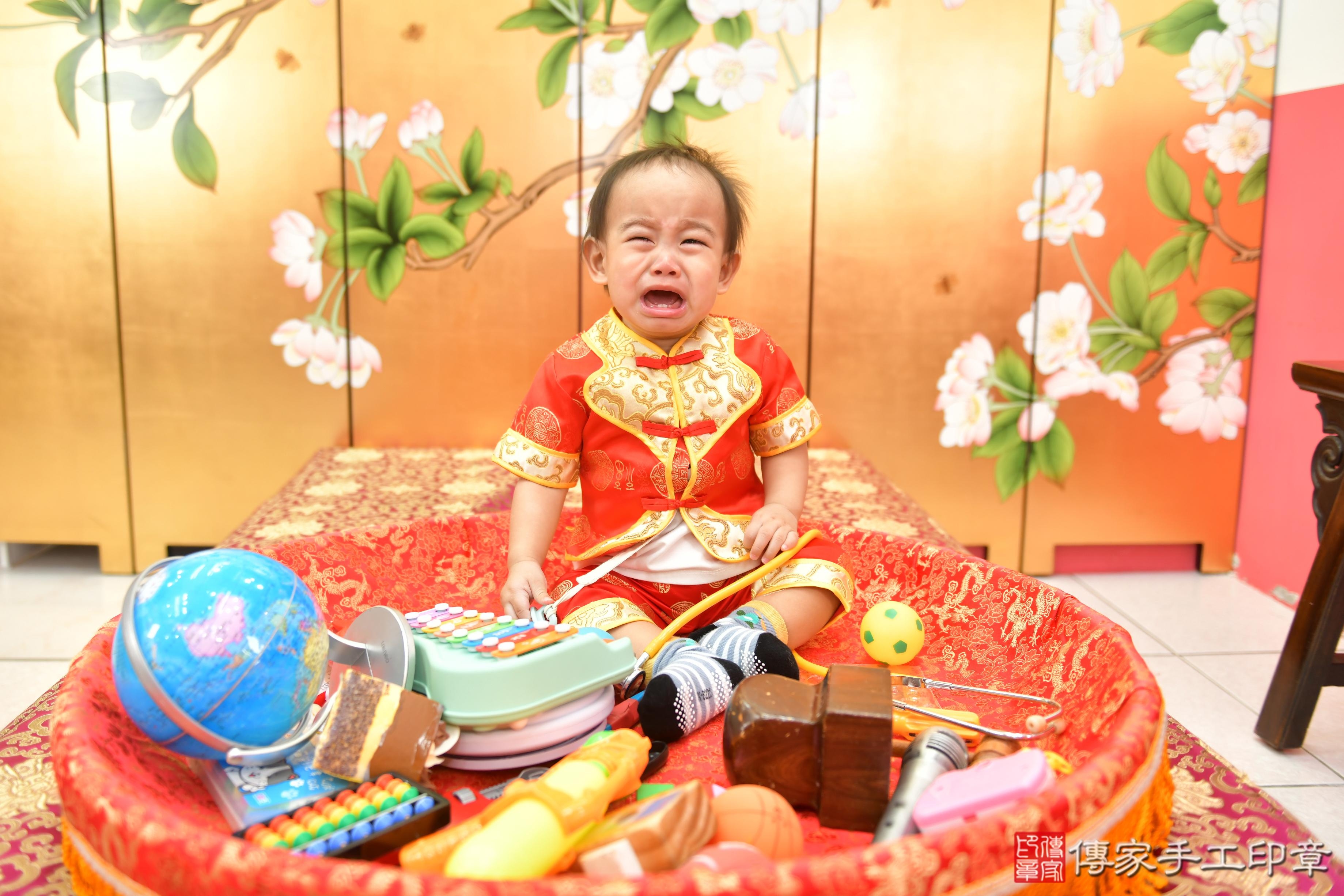 傳家手工印章台中店、抓周、度脺、美式風會場、傳家嬰兒古禮、吉祥話、抓周道具物品24種、拍照。抓周證書。寶寶抓周、滿周歲、生日快樂、祝福 傳家手工印章台中店、抓周、度脺、美式風會場、傳家嬰兒古禮、吉祥話、抓周道具物品24種、拍照。抓周證書。寶寶抓周、滿周歲、生日快樂、祝福