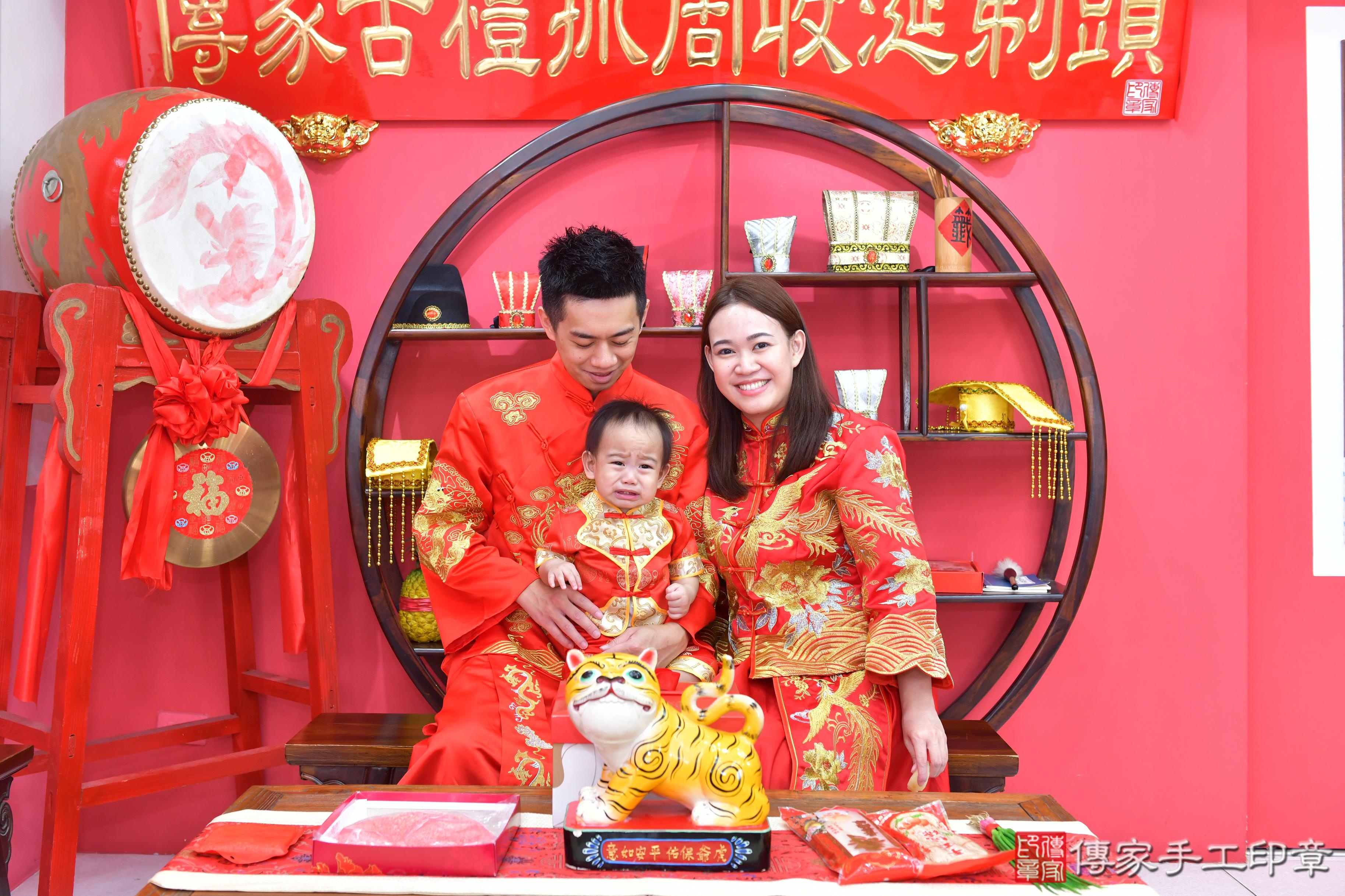 傳家手工印章台中店、抓周、度脺、美式風會場、傳家嬰兒古禮、吉祥話、抓周道具物品24種、拍照。抓周證書。寶寶抓周、滿周歲、生日快樂、祝福 傳家手工印章台中店、抓周、度脺、美式風會場、傳家嬰兒古禮、吉祥話、抓周道具物品24種、拍照。抓周證書。寶寶抓周、滿周歲、生日快樂、祝福