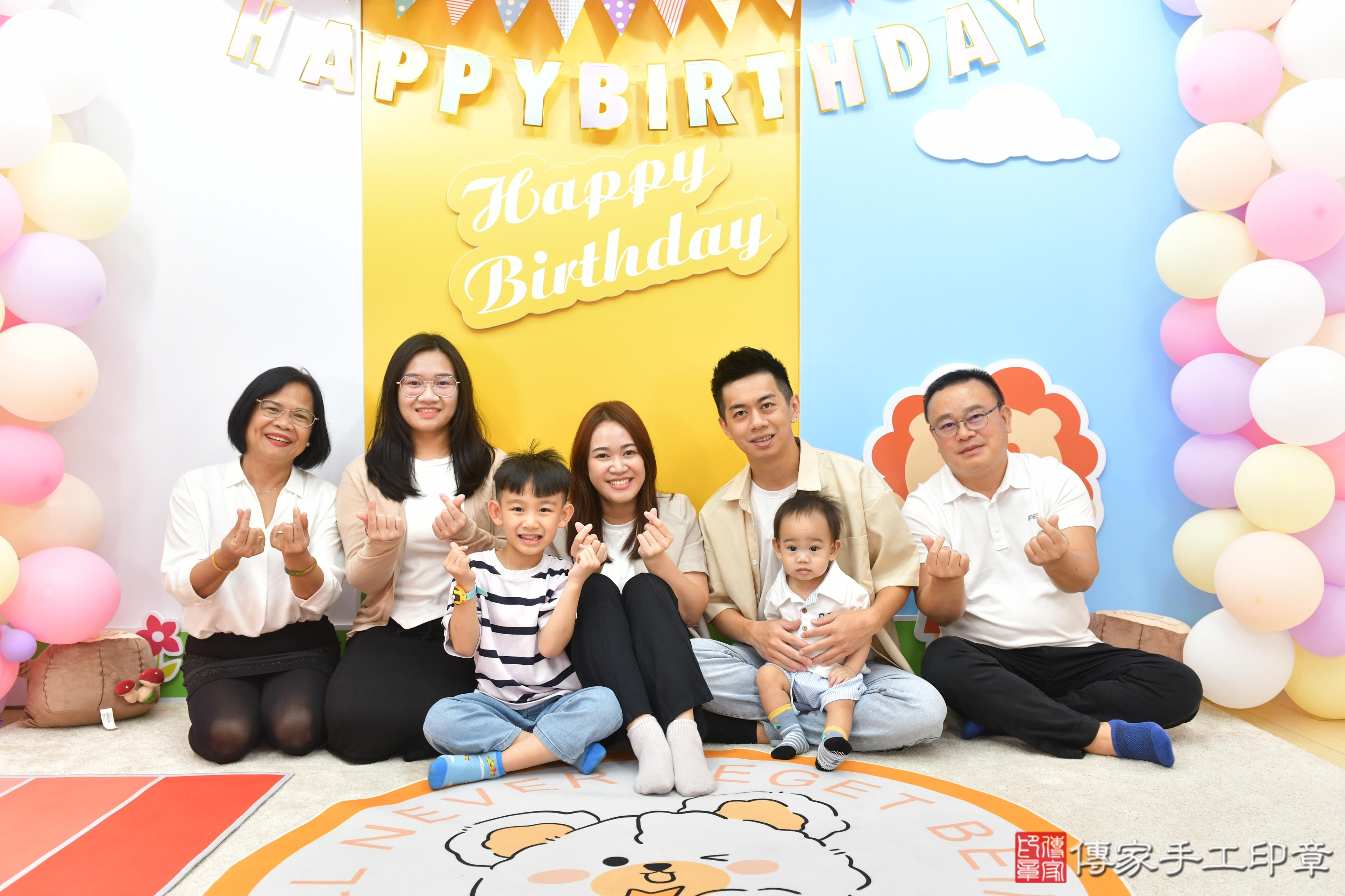 傳家手工印章台中店、抓周、度脺、美式風會場、傳家嬰兒古禮、吉祥話、抓周道具物品24種、拍照。抓周證書。寶寶抓周、滿周歲、生日快樂、祝福 傳家手工印章台中店、抓周、度脺、美式風會場、傳家嬰兒古禮、吉祥話、抓周道具物品24種、拍照。抓周證書。寶寶抓周、滿周歲、生日快樂、祝福