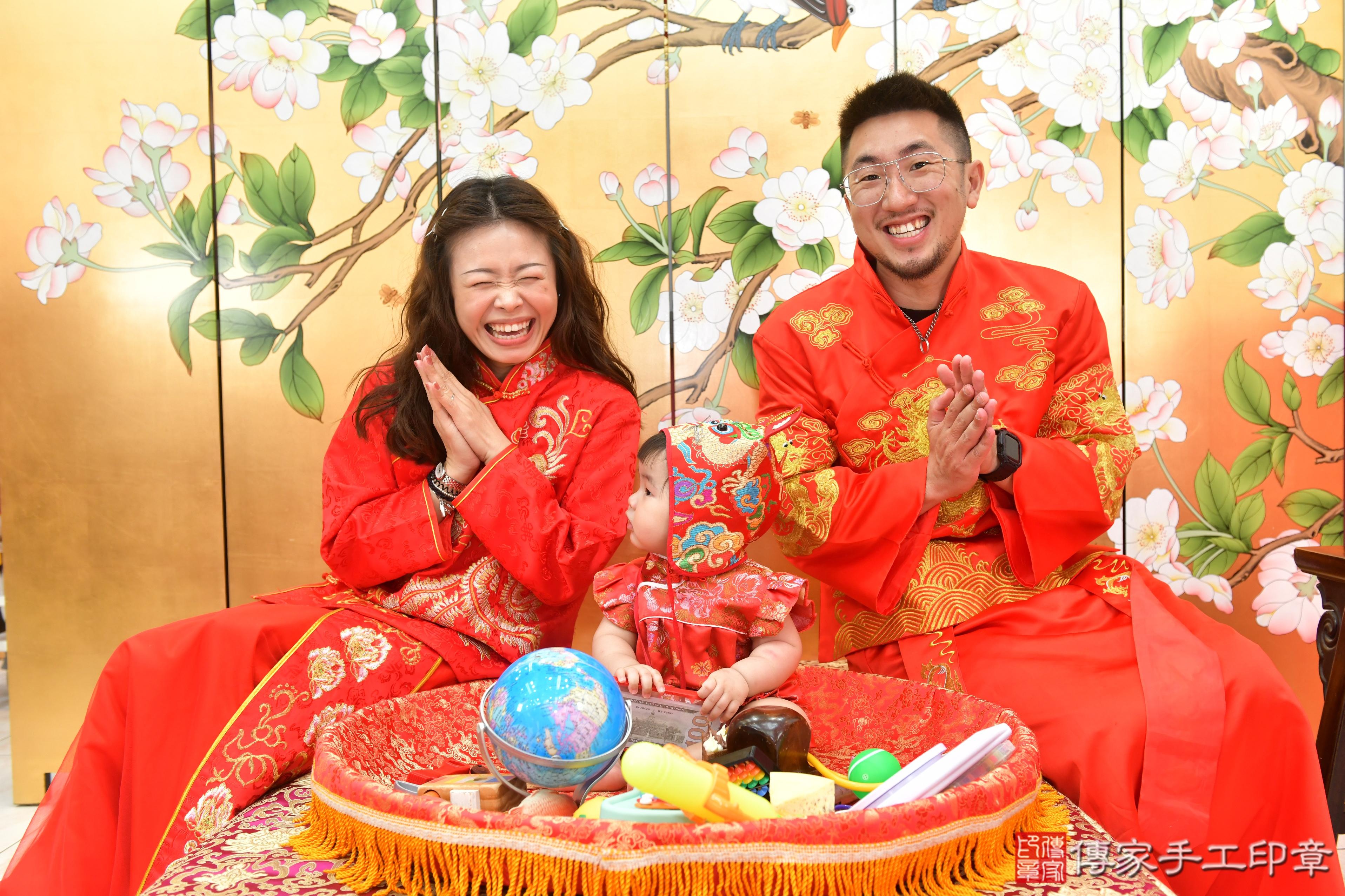 傳家手工印章台中店、抓周、度脺、美式風會場、傳家嬰兒古禮、吉祥話、抓周道具物品24種、拍照。抓周證書。寶寶抓周、滿周歲、生日快樂、祝福 傳家手工印章台中店、抓周、度脺、美式風會場、傳家嬰兒古禮、吉祥話、抓周道具物品24種、拍照。抓周證書。寶寶抓周、滿周歲、生日快樂、祝福