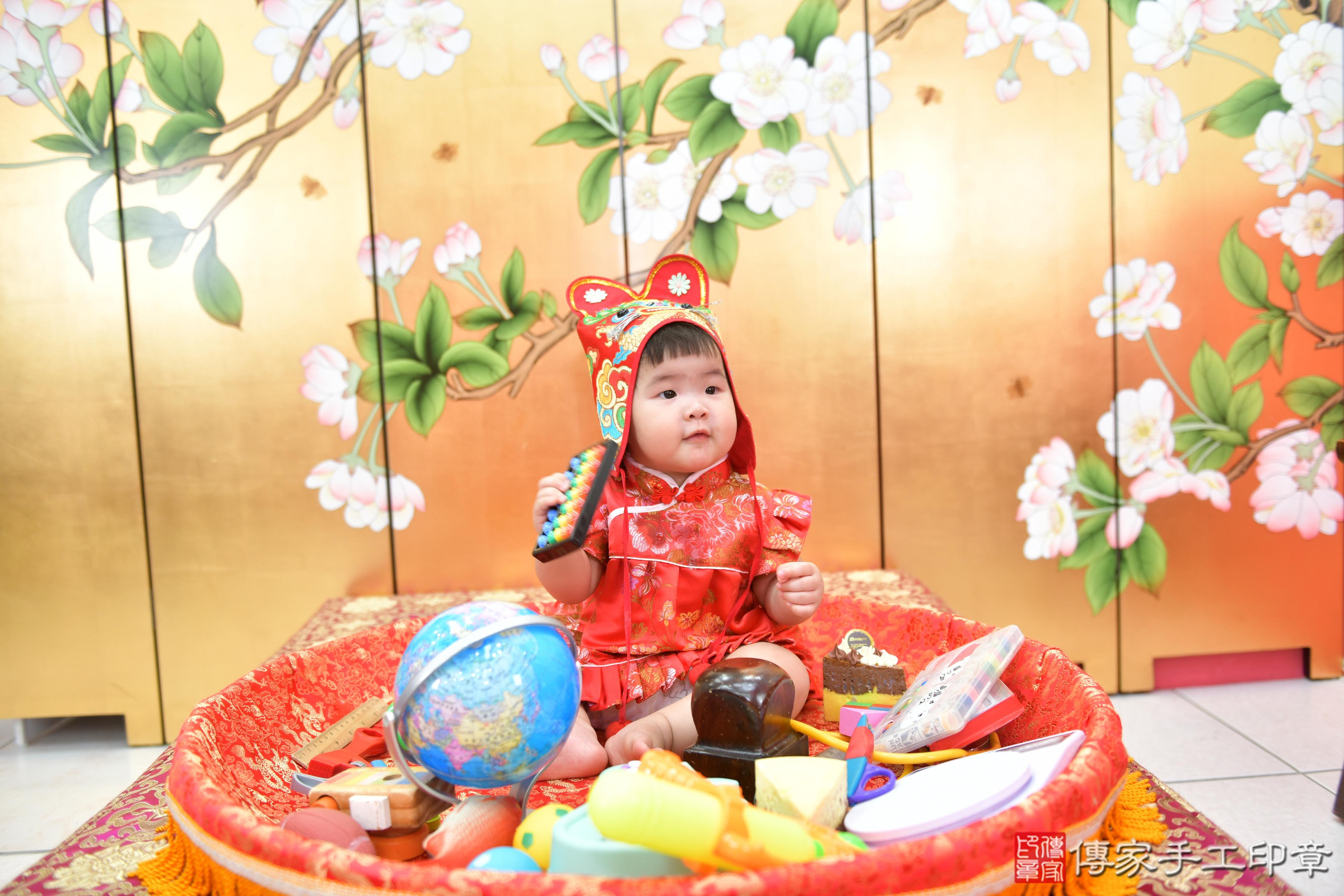 傳家手工印章台中店、抓周、度脺、美式風會場、傳家嬰兒古禮、吉祥話、抓周道具物品24種、拍照。抓周證書。寶寶抓周、滿周歲、生日快樂、祝福 傳家手工印章台中店、抓周、度脺、美式風會場、傳家嬰兒古禮、吉祥話、抓周道具物品24種、拍照。抓周證書。寶寶抓周、滿周歲、生日快樂、祝福