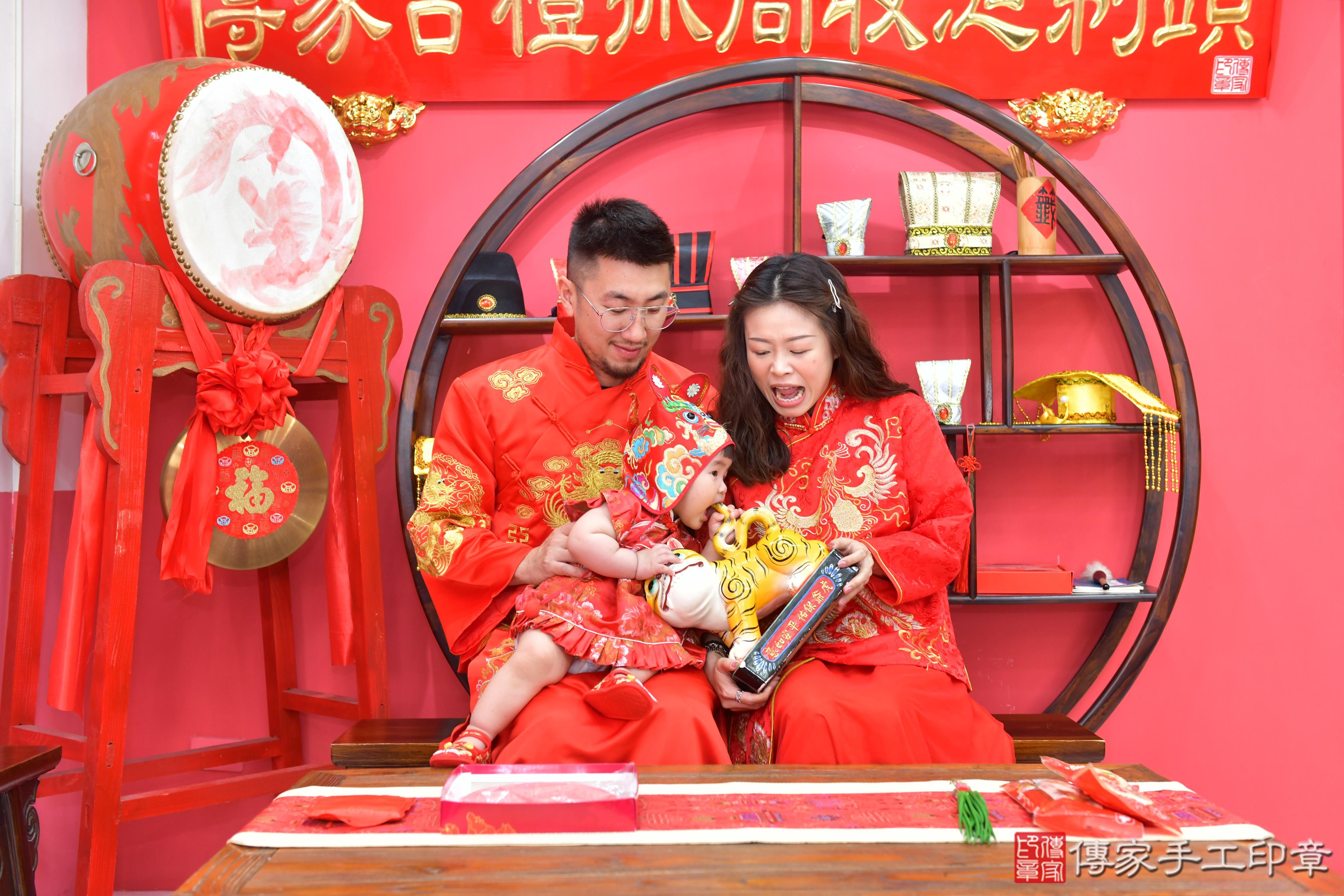 傳家手工印章台中店、抓周、度脺、美式風會場、傳家嬰兒古禮、吉祥話、抓周道具物品24種、拍照。抓周證書。寶寶抓周、滿周歲、生日快樂、祝福 傳家手工印章台中店、抓周、度脺、美式風會場、傳家嬰兒古禮、吉祥話、抓周道具物品24種、拍照。抓周證書。寶寶抓周、滿周歲、生日快樂、祝福