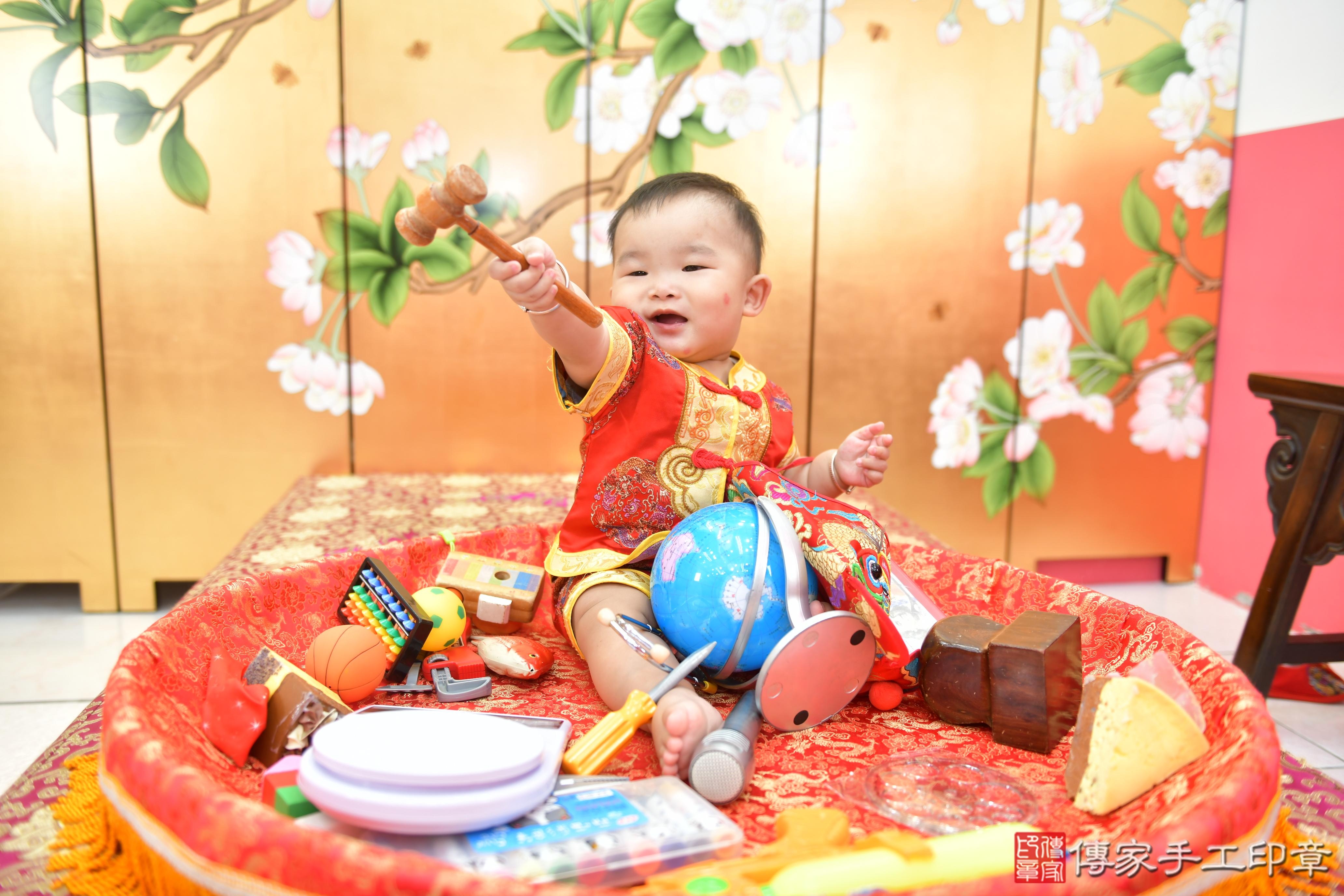 傳家手工印章台中店、抓周、度脺、美式風會場、傳家嬰兒古禮、吉祥話、抓周道具物品24種、拍照。抓周證書。寶寶抓周、滿周歲、生日快樂、祝福 傳家手工印章台中店、抓周、度脺、美式風會場、傳家嬰兒古禮、吉祥話、抓周道具物品24種、拍照。抓周證書。寶寶抓周、滿周歲、生日快樂、祝福