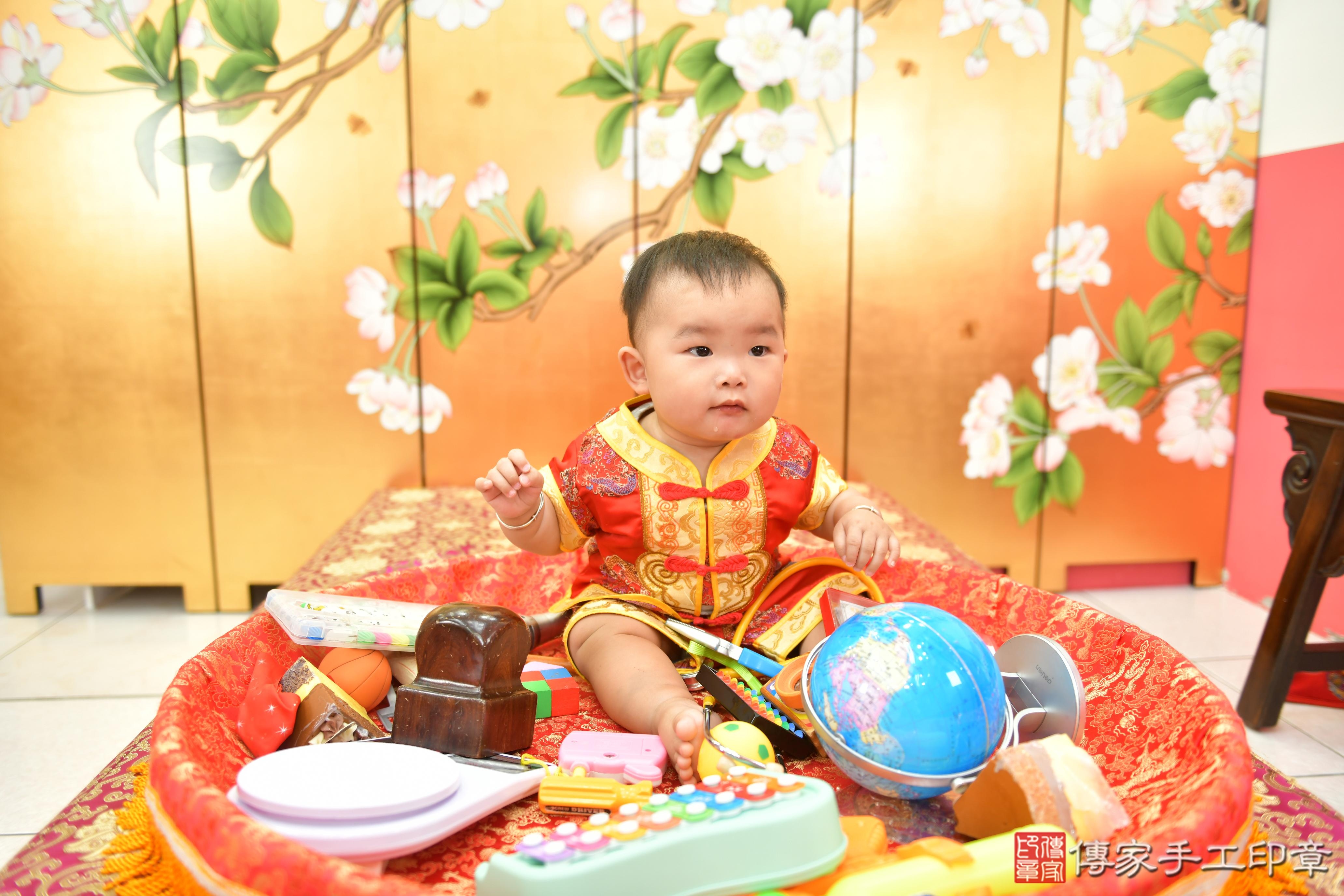 傳家手工印章台中店、抓周、度脺、美式風會場、傳家嬰兒古禮、吉祥話、抓周道具物品24種、拍照。抓周證書。寶寶抓周、滿周歲、生日快樂、祝福 傳家手工印章台中店、抓周、度脺、美式風會場、傳家嬰兒古禮、吉祥話、抓周道具物品24種、拍照。抓周證書。寶寶抓周、滿周歲、生日快樂、祝福