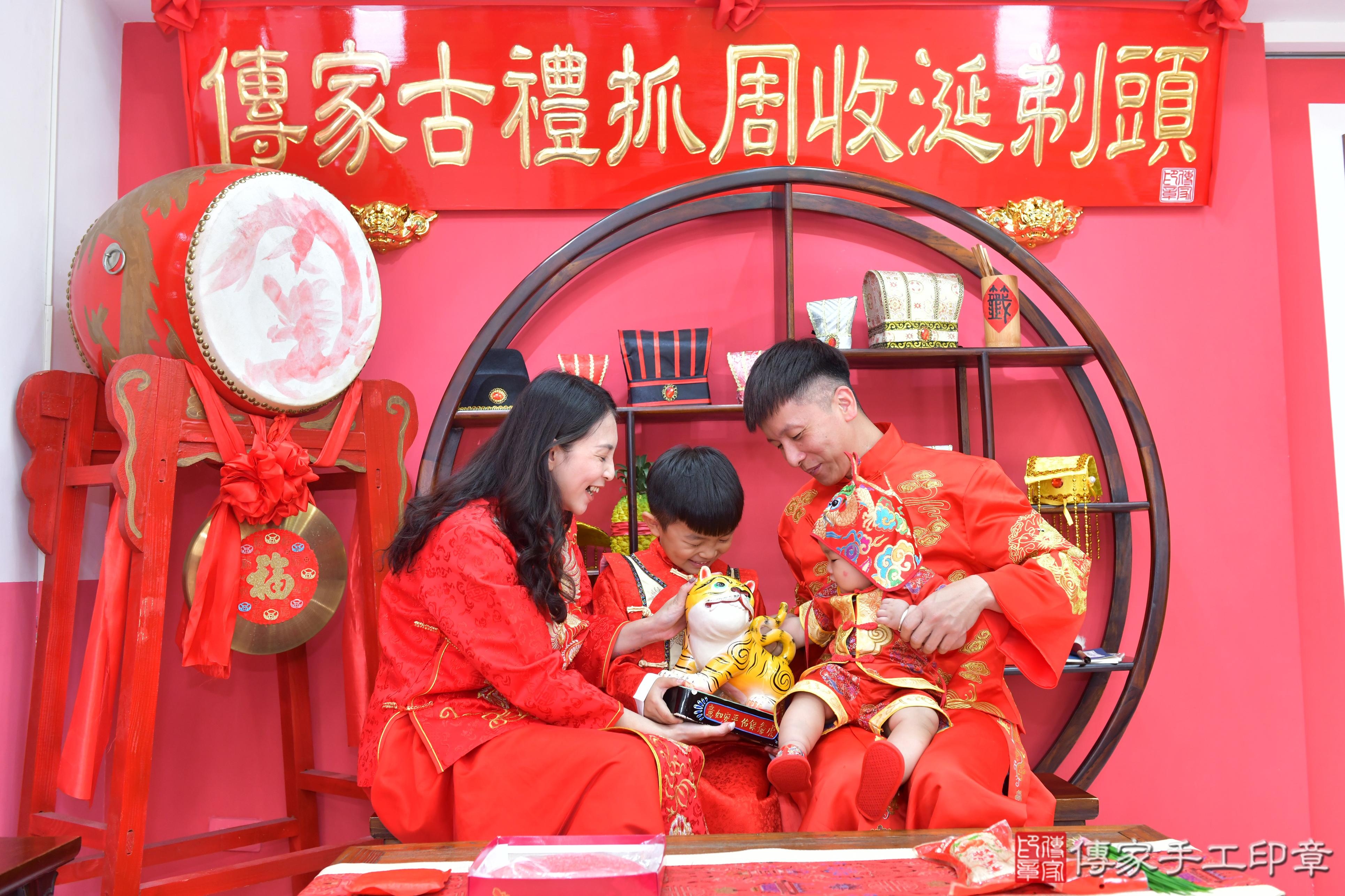 傳家手工印章台中店、抓周、度脺、美式風會場、傳家嬰兒古禮、吉祥話、抓周道具物品24種、拍照。抓周證書。寶寶抓周、滿周歲、生日快樂、祝福 傳家手工印章台中店、抓周、度脺、美式風會場、傳家嬰兒古禮、吉祥話、抓周道具物品24種、拍照。抓周證書。寶寶抓周、滿周歲、生日快樂、祝福