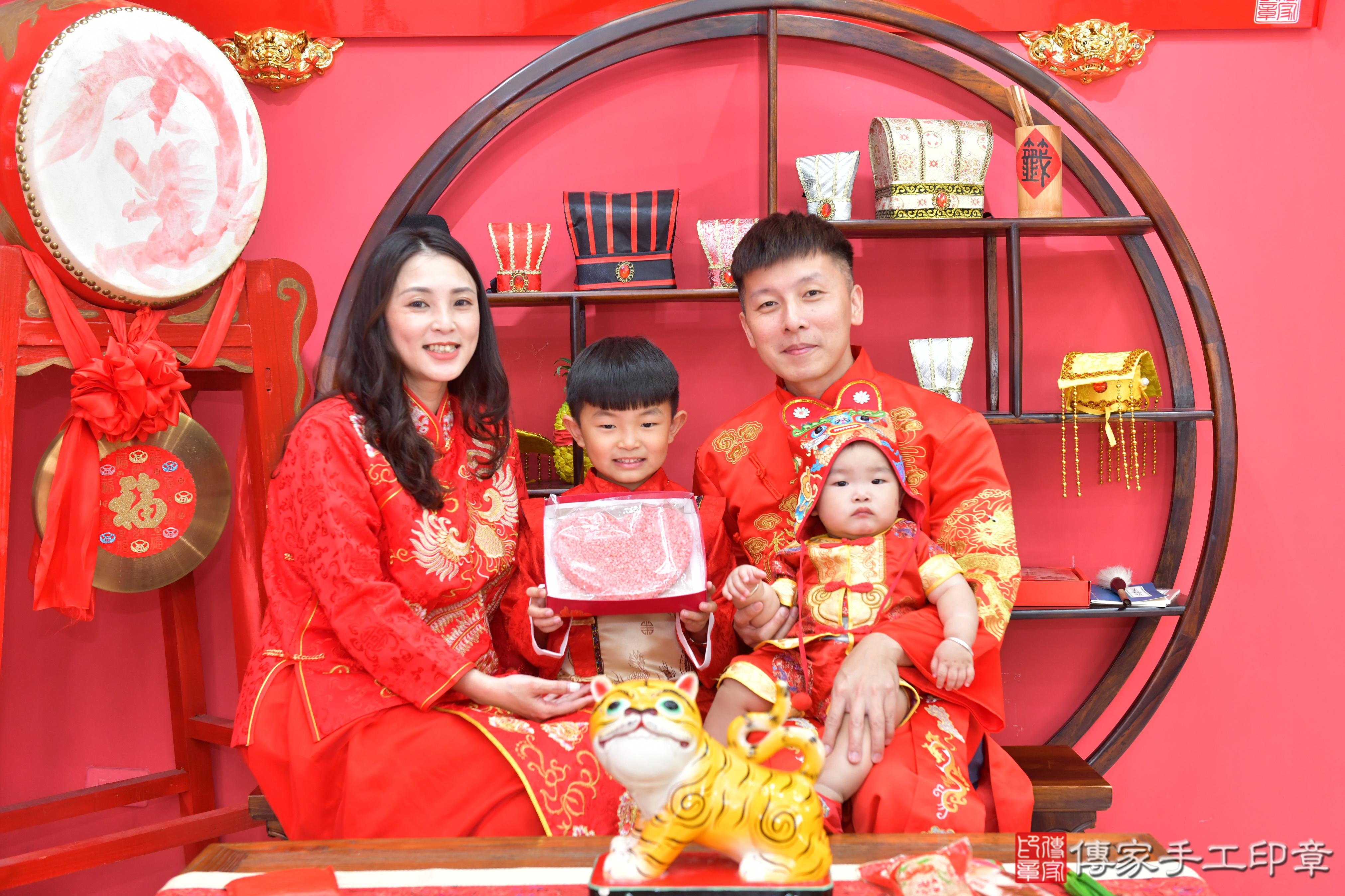 傳家手工印章台中店、抓周、度脺、美式風會場、傳家嬰兒古禮、吉祥話、抓周道具物品24種、拍照。抓周證書。寶寶抓周、滿周歲、生日快樂、祝福 傳家手工印章台中店、抓周、度脺、美式風會場、傳家嬰兒古禮、吉祥話、抓周道具物品24種、拍照。抓周證書。寶寶抓周、滿周歲、生日快樂、祝福
