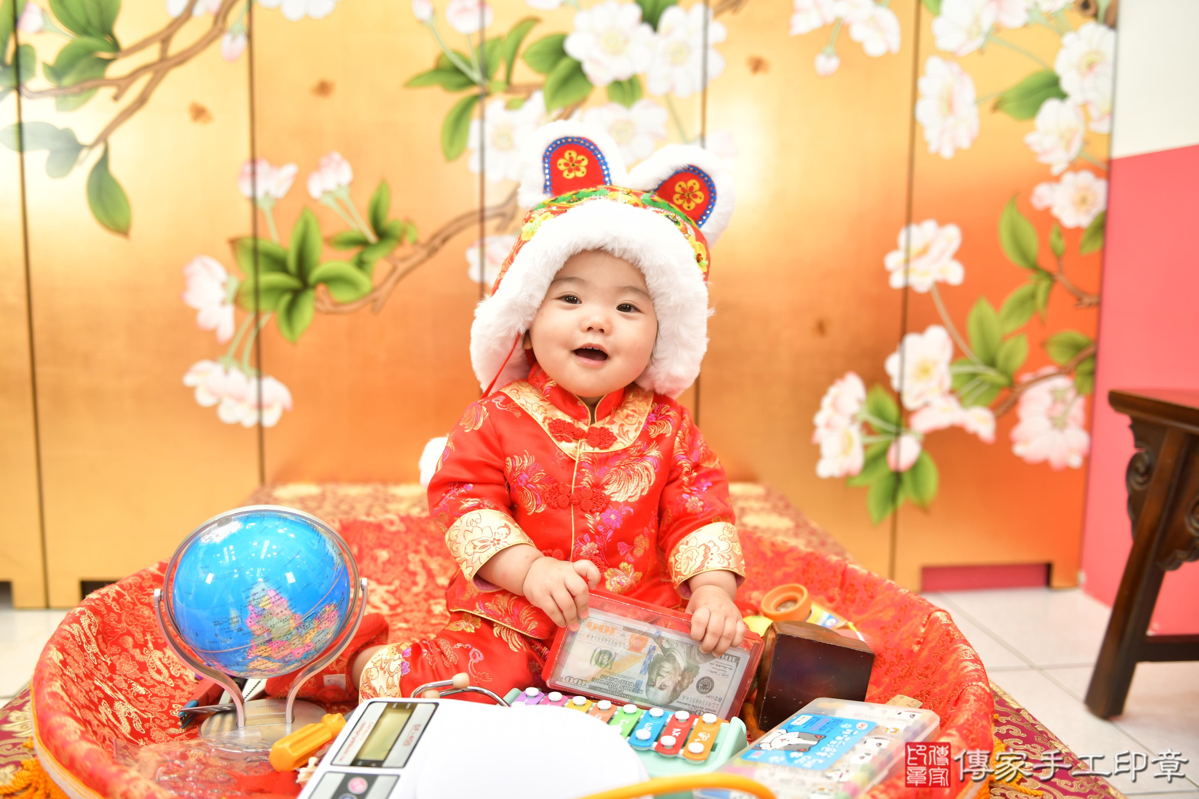 傳家手工印章台中店、抓周、度脺、美式風會場、傳家嬰兒古禮、吉祥話、抓周道具物品24種、拍照。抓周證書。寶寶抓周、滿周歲、生日快樂、祝福