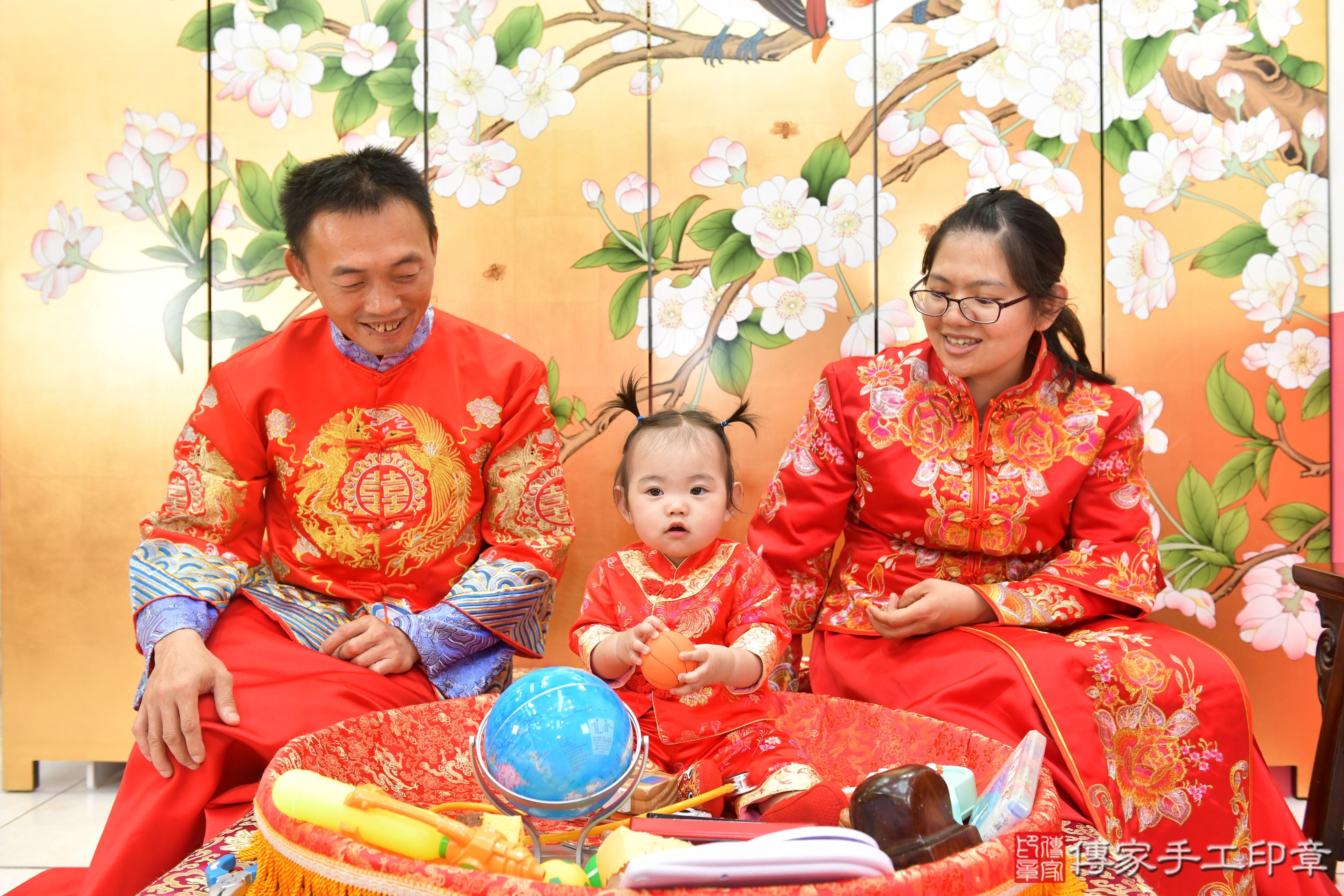 傳家手工印章台中店、抓周、度脺、美式風會場、傳家嬰兒古禮、吉祥話、抓周道具物品24種、拍照。抓周證書。寶寶抓周、滿周歲、生日快樂、祝福