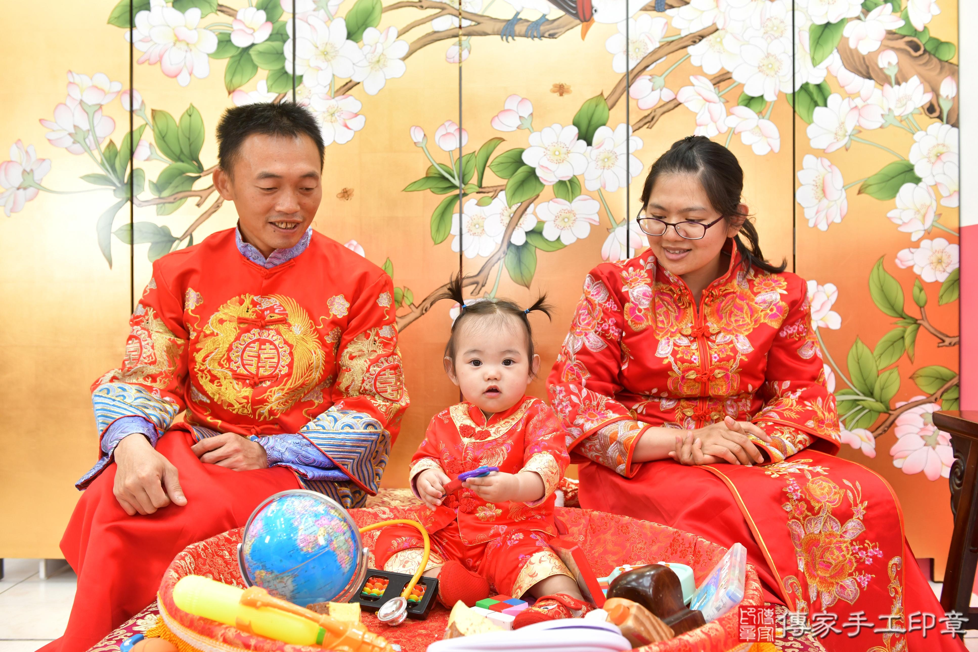 傳家手工印章台中店、抓周、度脺、美式風會場、傳家嬰兒古禮、吉祥話、抓周道具物品24種、拍照。抓周證書。寶寶抓周、滿周歲、生日快樂、祝福