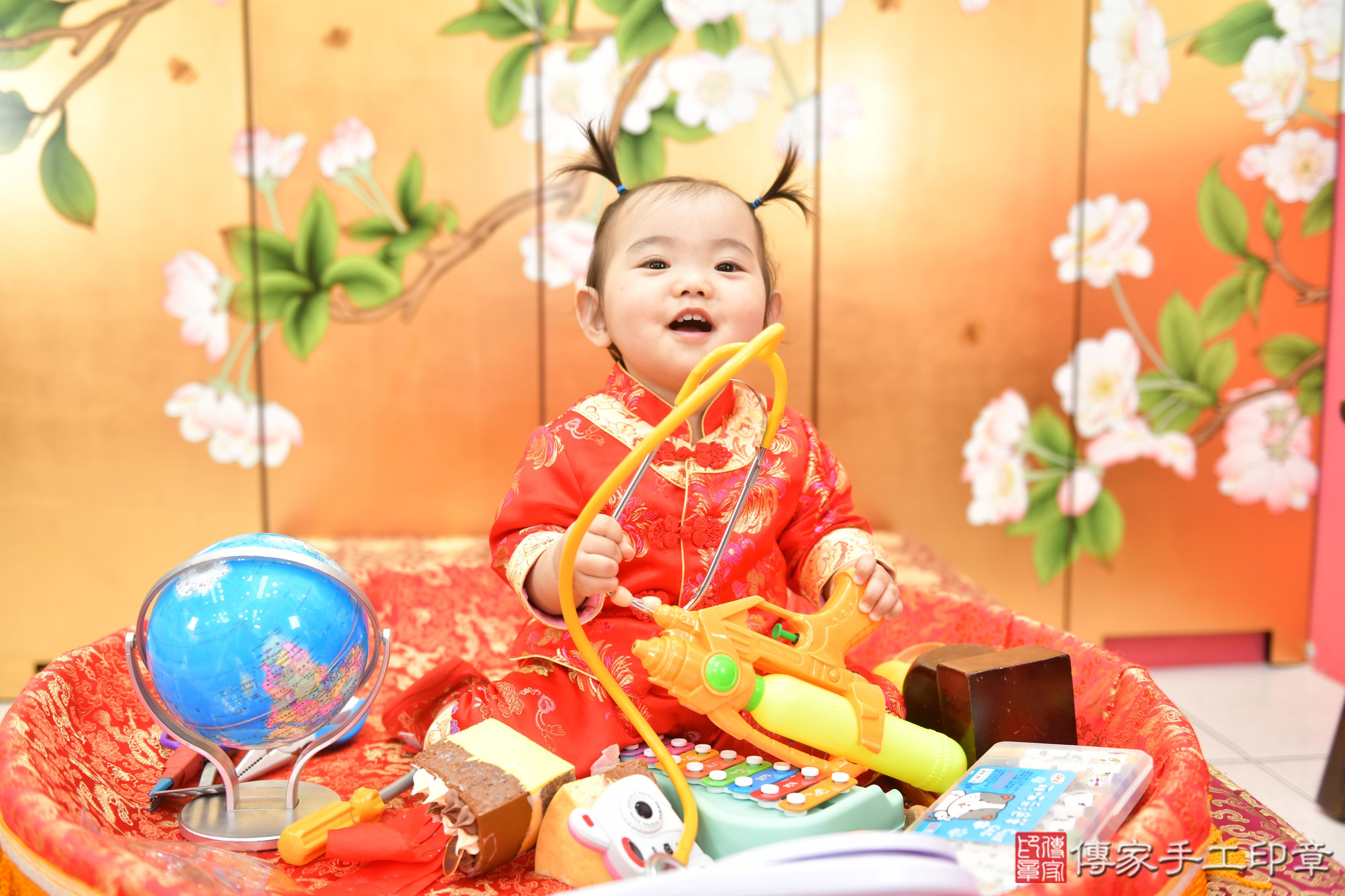 傳家手工印章台中店、抓周、度脺、美式風會場、傳家嬰兒古禮、吉祥話、抓周道具物品24種、拍照。抓周證書。寶寶抓周、滿周歲、生日快樂、祝福
