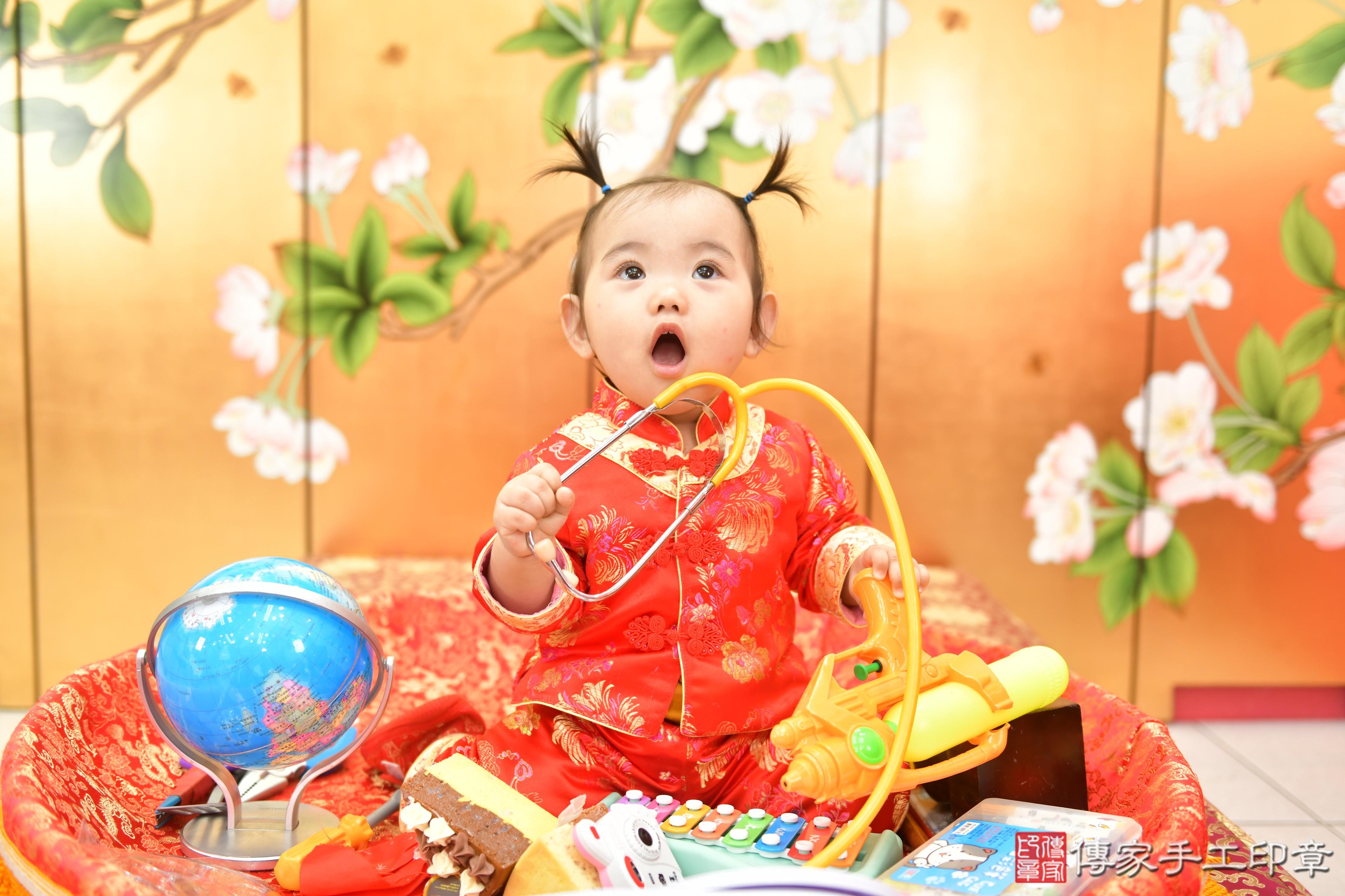 傳家手工印章台中店、抓周、度脺、美式風會場、傳家嬰兒古禮、吉祥話、抓周道具物品24種、拍照。抓周證書。寶寶抓周、滿周歲、生日快樂、祝福